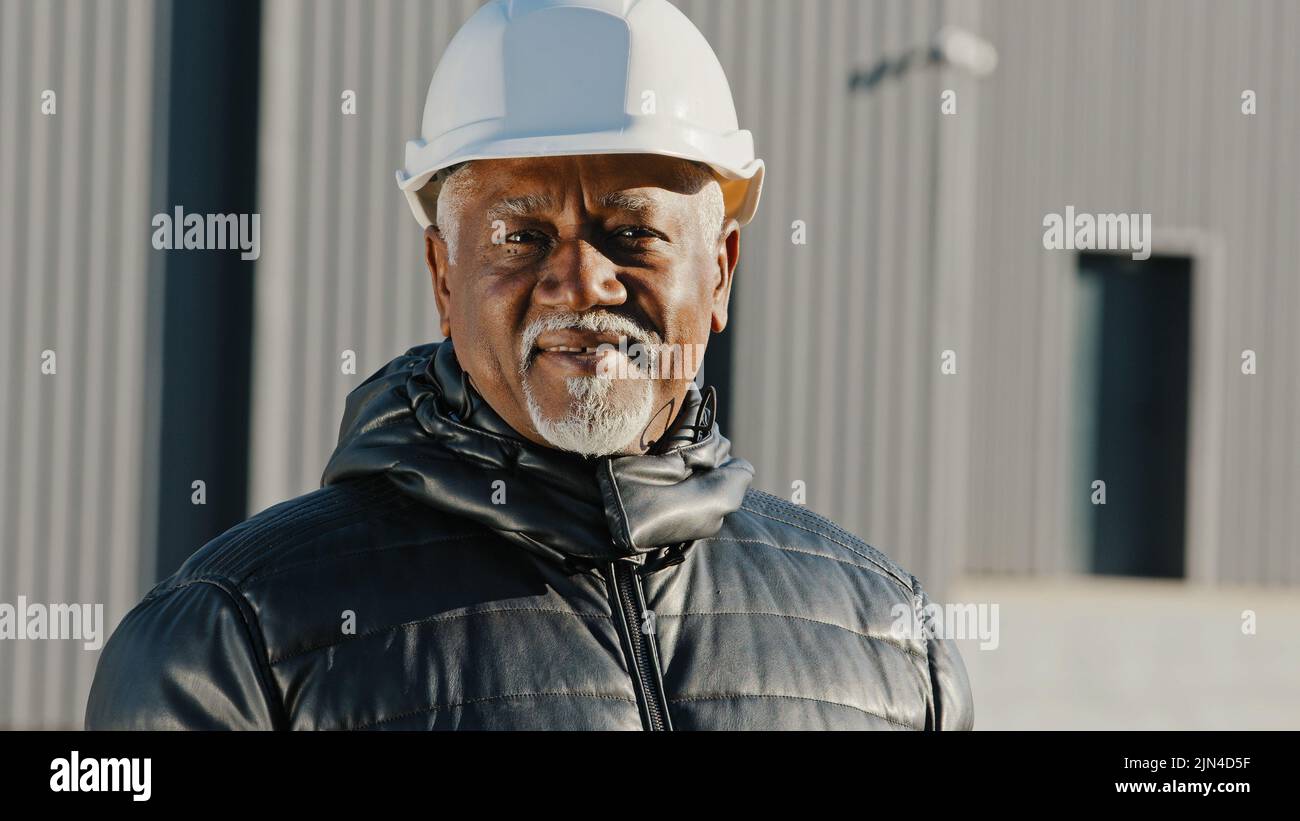 Porträt von älteren afroamerikanischen selbstbewussten Mann professioneller Ingenieur Bauarbeiter in Schutzhelm erfolgreichen Bauunternehmer Vorarbeiter Stockfoto