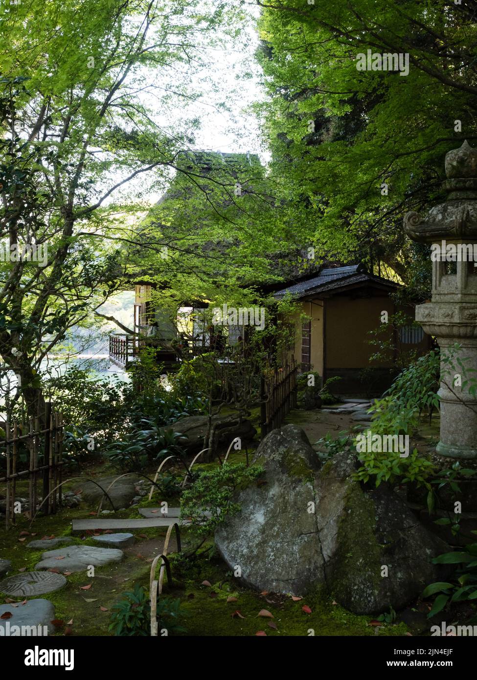 Ozu, Japan - 9. April 2018: Auf dem Gelände von Garyu Sanso, einer historischen Villa in der Altstadt von Ozu Stockfoto