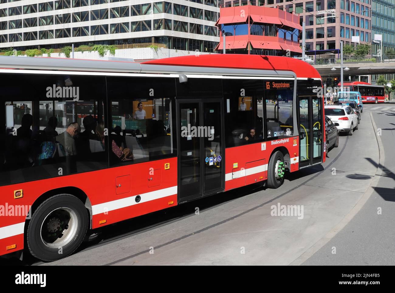 Stockholm, Schweden - 29. Juli 2022: Roter Stadtbus SL auf der Linie 65 am Sergels Torg Platz. Stockfoto