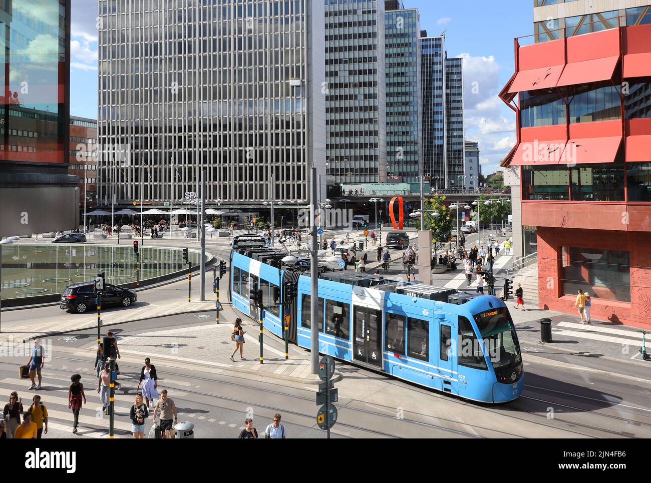 Stockholm, Schweden - 29. Juli 2022: Blick aus der Perspektive einer blauen CAF-Straßenbahn, die für den öffentlichen Nahverkehr der SL auf der Linie 7 auf dem Sergels Torg Square in Betrieb ist. Stockfoto
