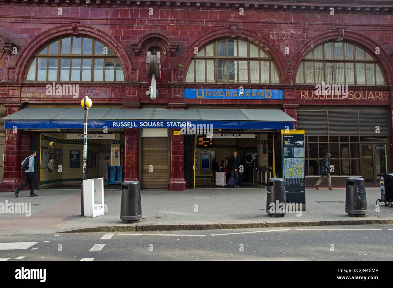 London, Großbritannien - 21. März 2022: Außenansicht der historischen Russell Square Station, die zur Londoner U-Bahn gehört. Der Bahnhof wurde von Leslie entworfen Stockfoto