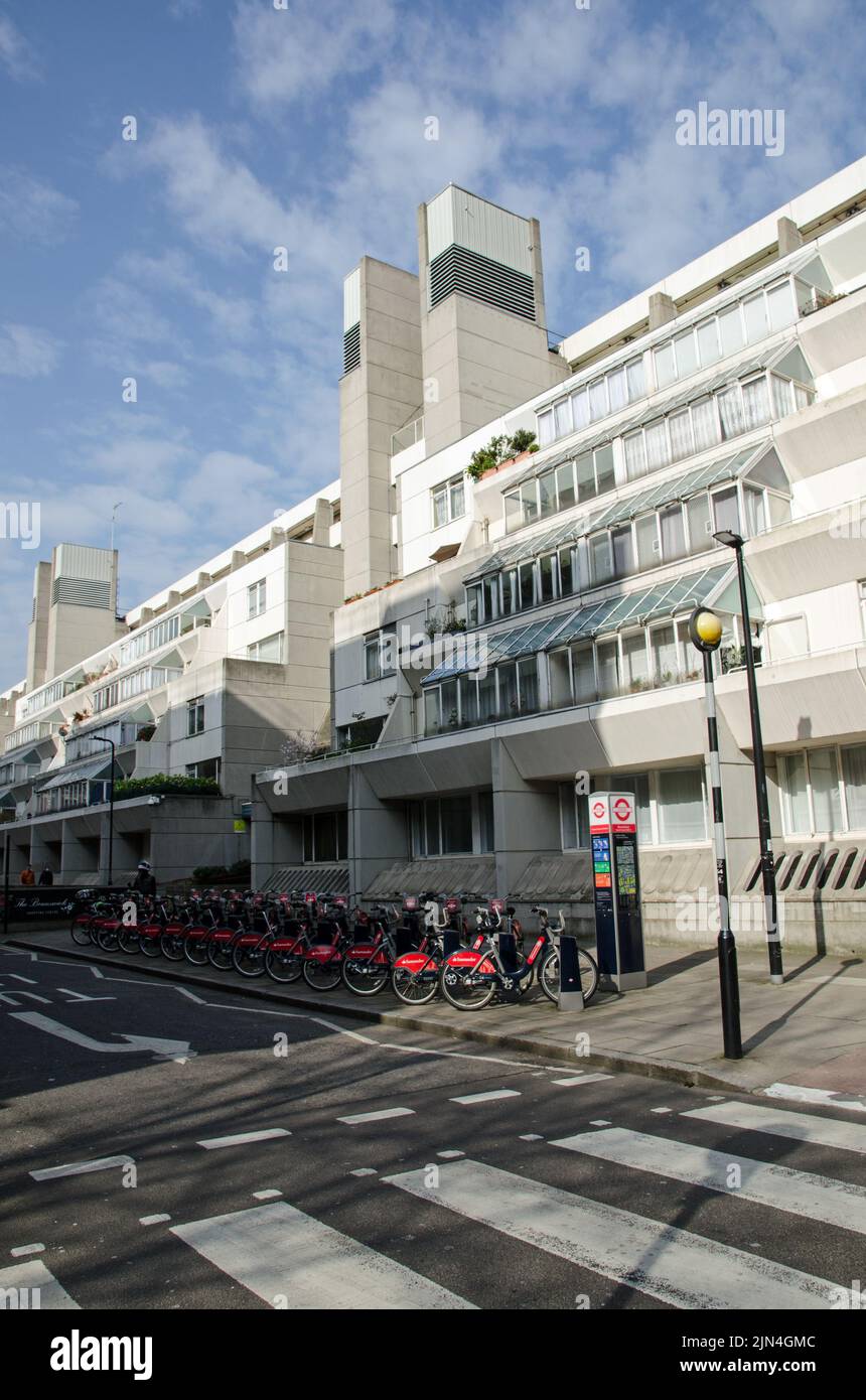 London, Großbritannien - 21. März 2022: Blick auf die brutalistische Architektur des Brunswick Centre in Bloomsbury, Central London. Von der Marchmont Street aus gesehen, Th Stockfoto