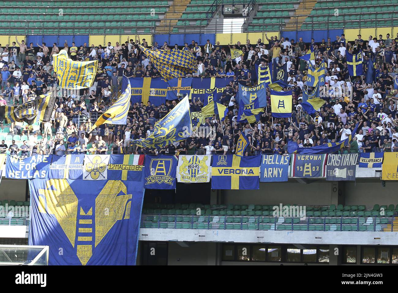 Die Fans von Hellas Verona zeigen ihre Unterstützung während der Runde von Hellas Verona gegen SSC Bari, der 32. Runde der Coppa Italia Frecciarossa 2022-23, in Marcantoni Bentegodi sta Stockfoto