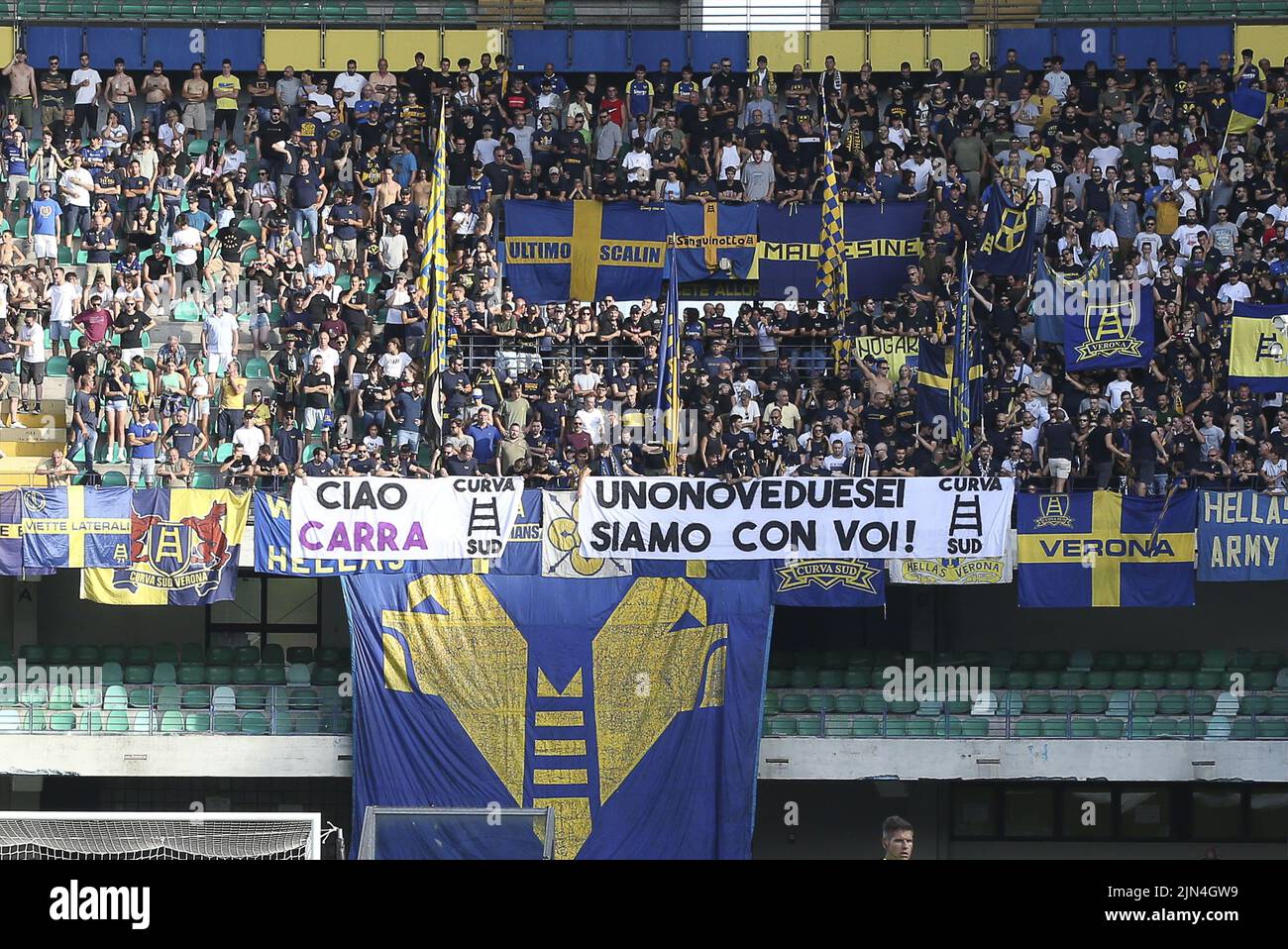 Die Fans von Hellas Verona zeigen ihre Unterstützung während der Runde von Hellas Verona gegen SSC Bari, der 32. Runde der Coppa Italia Frecciarossa 2022-23, in Marcantoni Bentegodi sta Stockfoto