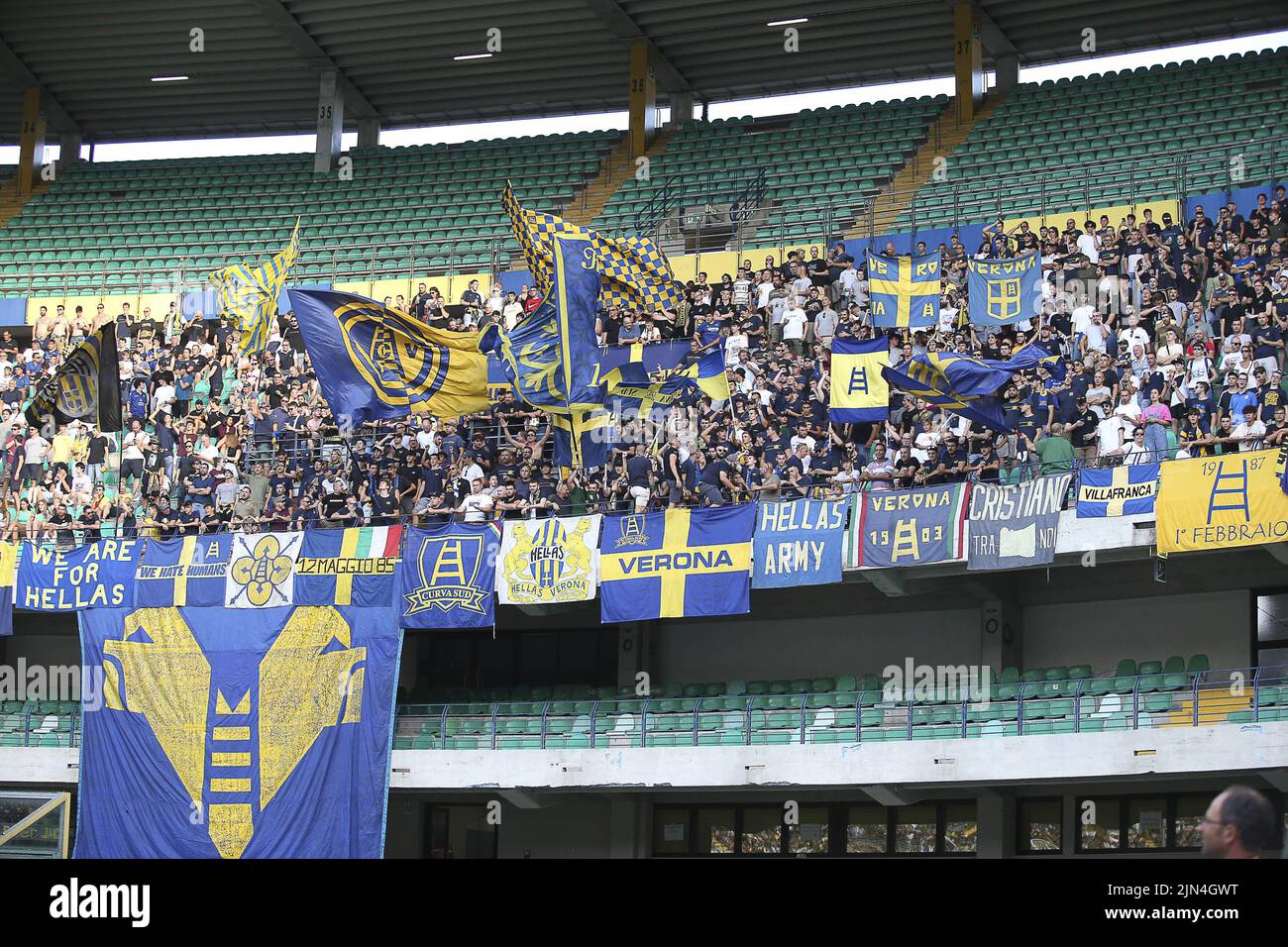 Die Fans von Hellas Verona zeigen ihre Unterstützung während der Runde von Hellas Verona gegen SSC Bari, der 32. Runde der Coppa Italia Frecciarossa 2022-23, in Marcantoni Bentegodi sta Stockfoto