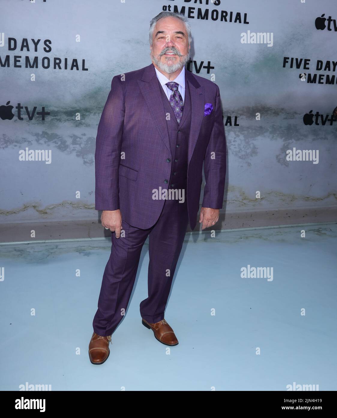 Los Angeles, USA. 08. August 2022. W Earl Brown trifft am Montag, den 8. August 2022, beim Red Carpet Premiere Event für die Apple TV Limited Series Five Days at Memorial im DGA Theatre in Los Angeles, CA, ein. (Foto: Juan Pablo Rico/Sipa USA) Quelle: SIPA USA/Alamy Live News Stockfoto