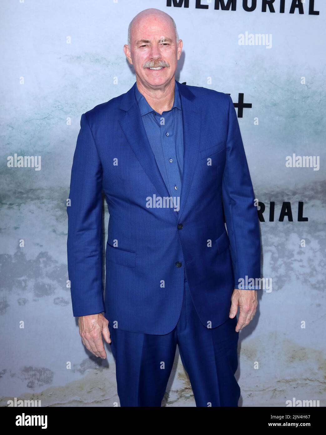 Los Angeles, USA. 08. August 2022. Michael Gaston trifft am Montag, den 8. August 2022, beim Red Carpet Premiere Event für die Apple TV Limited Series Five Days at Memorial im DGA Theatre in Los Angeles, CA, ein. (Foto: Juan Pablo Rico/Sipa USA) Quelle: SIPA USA/Alamy Live News Stockfoto