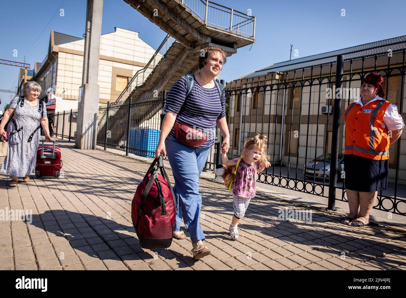 6. August 2022, Donezk, Donezk, Ukraine: Eine Mutter wird mit ihrer Tochter am Bahnhof Pokrowsk in den Evakuierungszug steigen sehen. Inmitten der intensivierten Kämpfe im östlichen Teil der Ukraine intensiviert die Ostukraine nun ihre zivile Evakuierung, da Millionen ukrainischer Familien aus dem immer näher rückt Krieg evakuiert wurden, da viele von ihnen in den westlichen Teil des Landes verlagert werden.Laut den Vereinten Nationen werden die meisten von ihnen in den Westen des Landes umgesiedelt. Mindestens 12 Millionen Menschen sind seit dem russischen Einmarsch in die Ukraine aus ihrer Heimat geflohen, während sieben Millionen Menschen auf insidierten Gebieten vertrieben werden Stockfoto