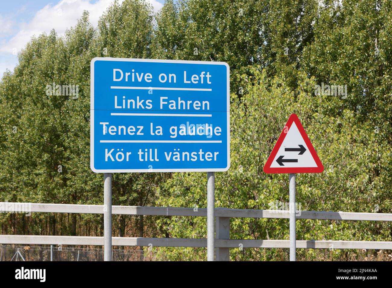 Fahren Sie auf dem linken Schild an der Ausfahrt aus Eurotunnel, Cheriton, Folkestone, Kent. Stockfoto