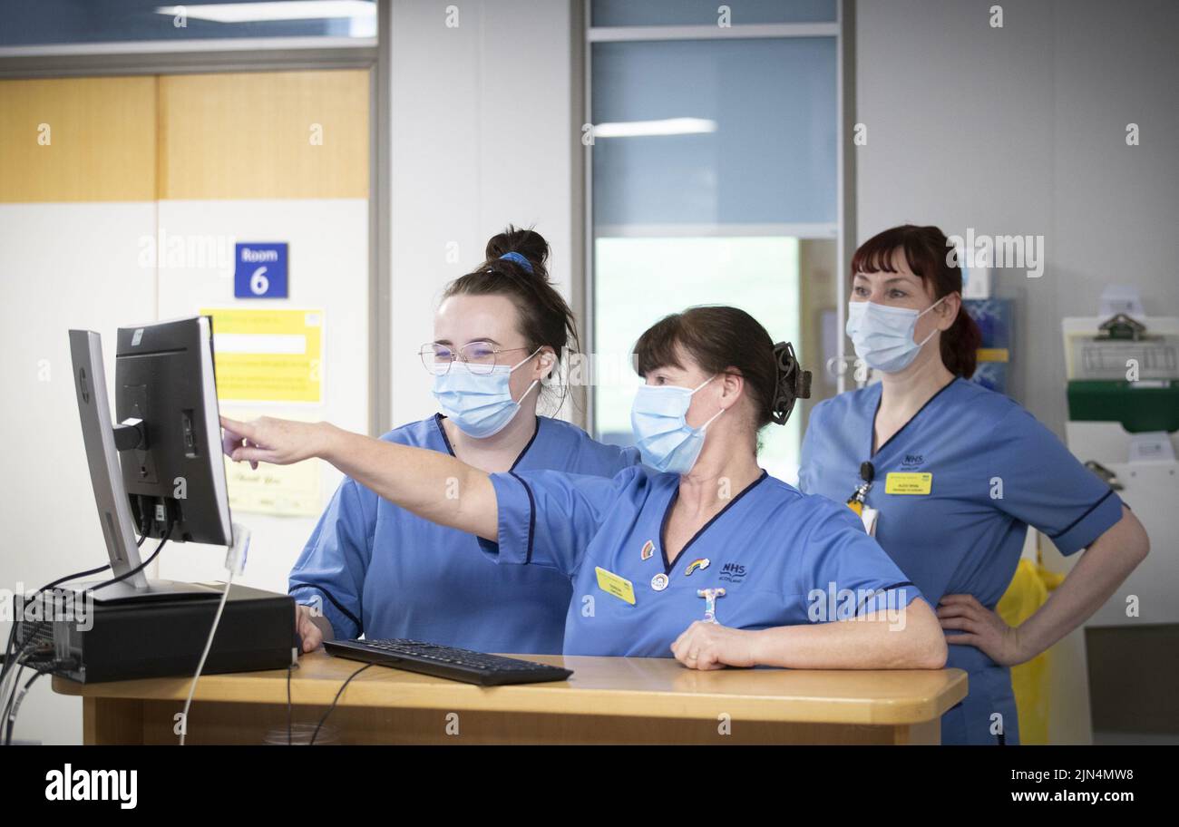 Das Aktenfoto vom 27/01/21 von Krankenschwestern, die arbeiten, da die Krankenschwestern im nächsten Monat über die Frage abstimmen werden, ob sie in dem, was als „fining Moment“ für den Beruf bezeichnet wird, über die Bezahlung streiken sollen. Das Royal College of Nursing (RCN) sagte, dass es Hunderttausende seiner Mitglieder in einer Abstimmung, die Mitte September eröffnet wird, empfehlen wird, Arbeitskampfmaßnahmen zu unterstützen. Ausgabedatum: Dienstag, 9. August 2022. Stockfoto