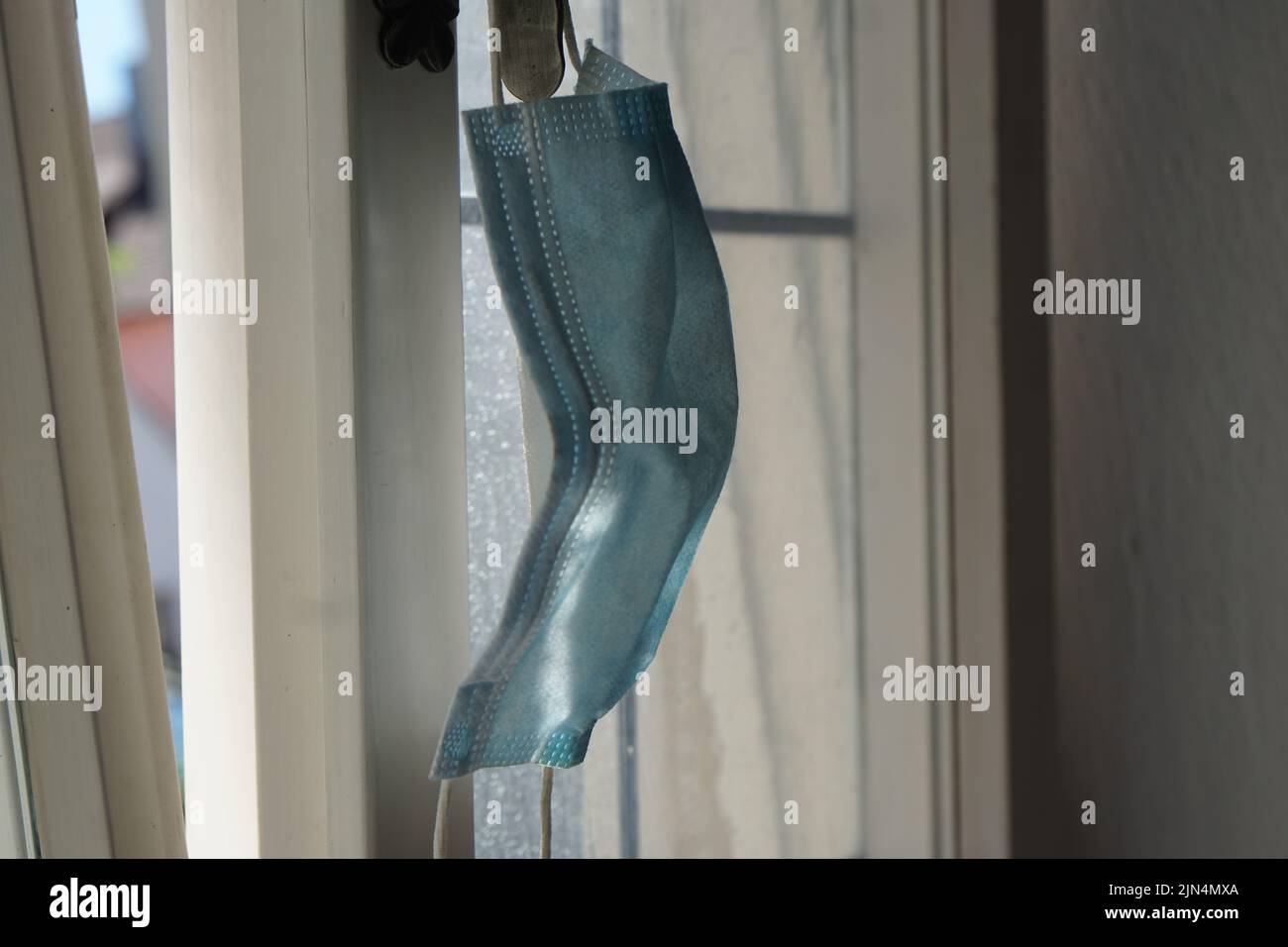 Atemschutzmasken gegen das Coronavirus SARS-CoV-2 / Medizinische Einwegmaske / Mundschutz Stockfoto