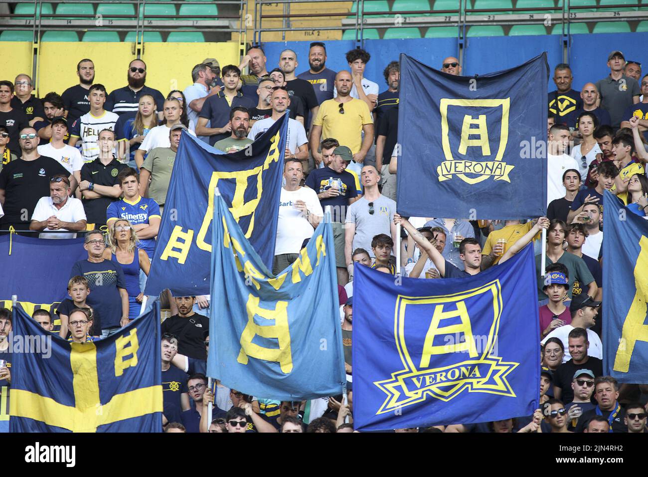 Die Fans von Hellas Verona zeigen ihre Unterstützung während der Runde von Hellas Verona gegen SSC Bari, der 32. Runde der Coppa Italia Frecciarossa 2022-23, in Marcantoni Bentegodi sta Stockfoto