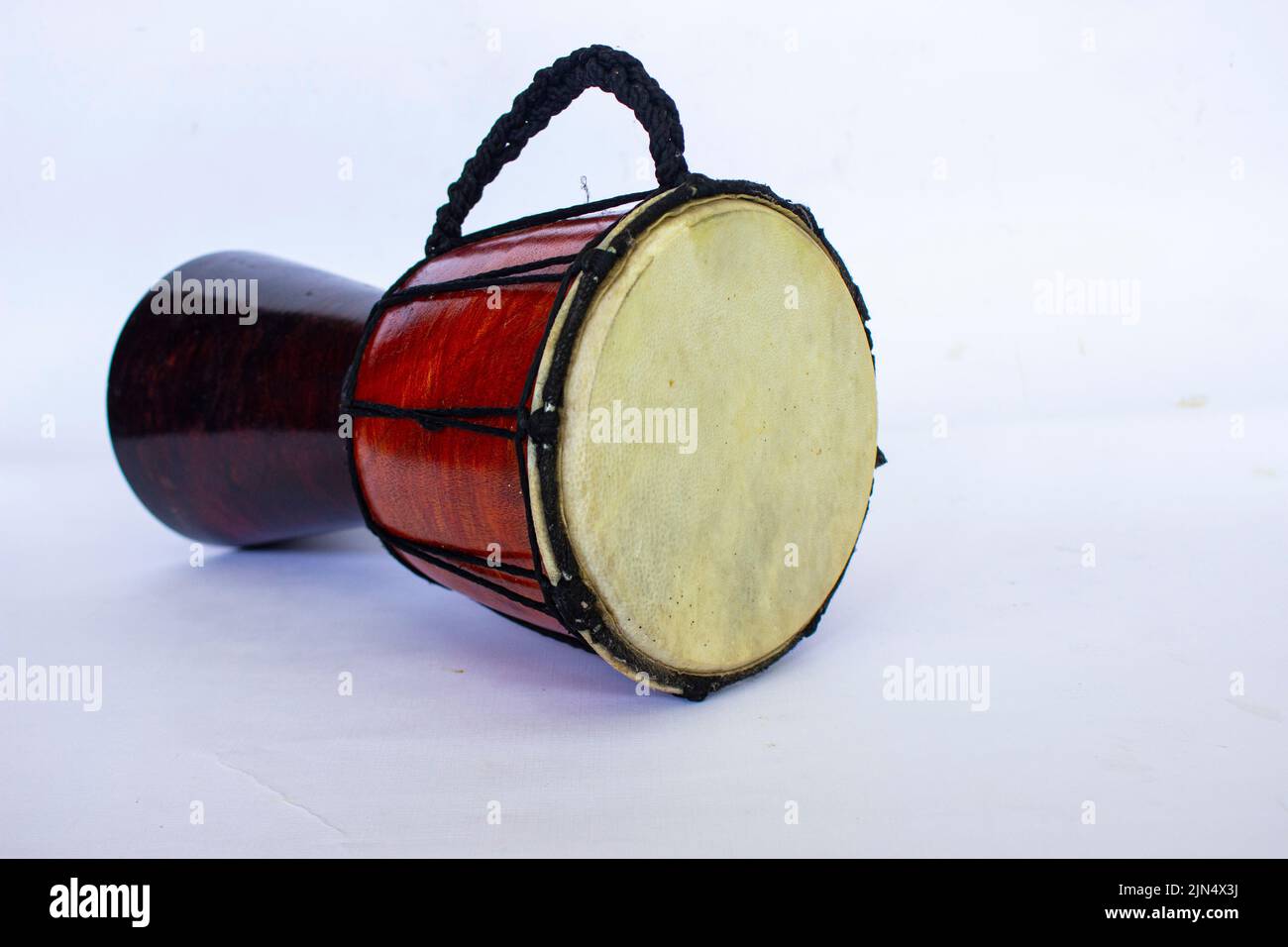 djembe Drums isoliert auf weißem Hintergrund Djembe Drums isoliert auf weißem Hintergrund Stockfoto