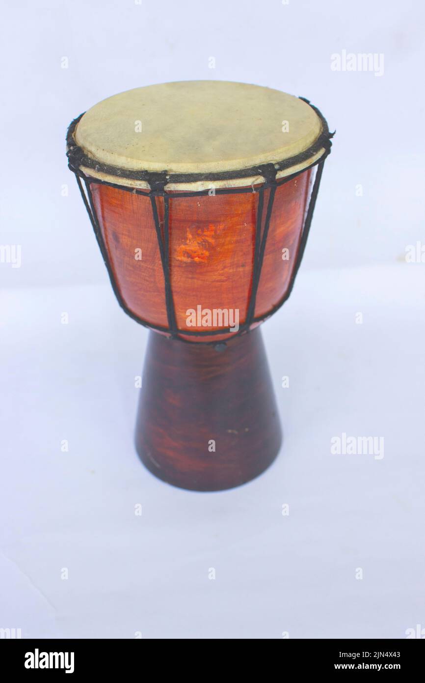 djembe Drums isoliert auf weißem Hintergrund Djembe Drums isoliert auf weißem Hintergrund Stockfoto