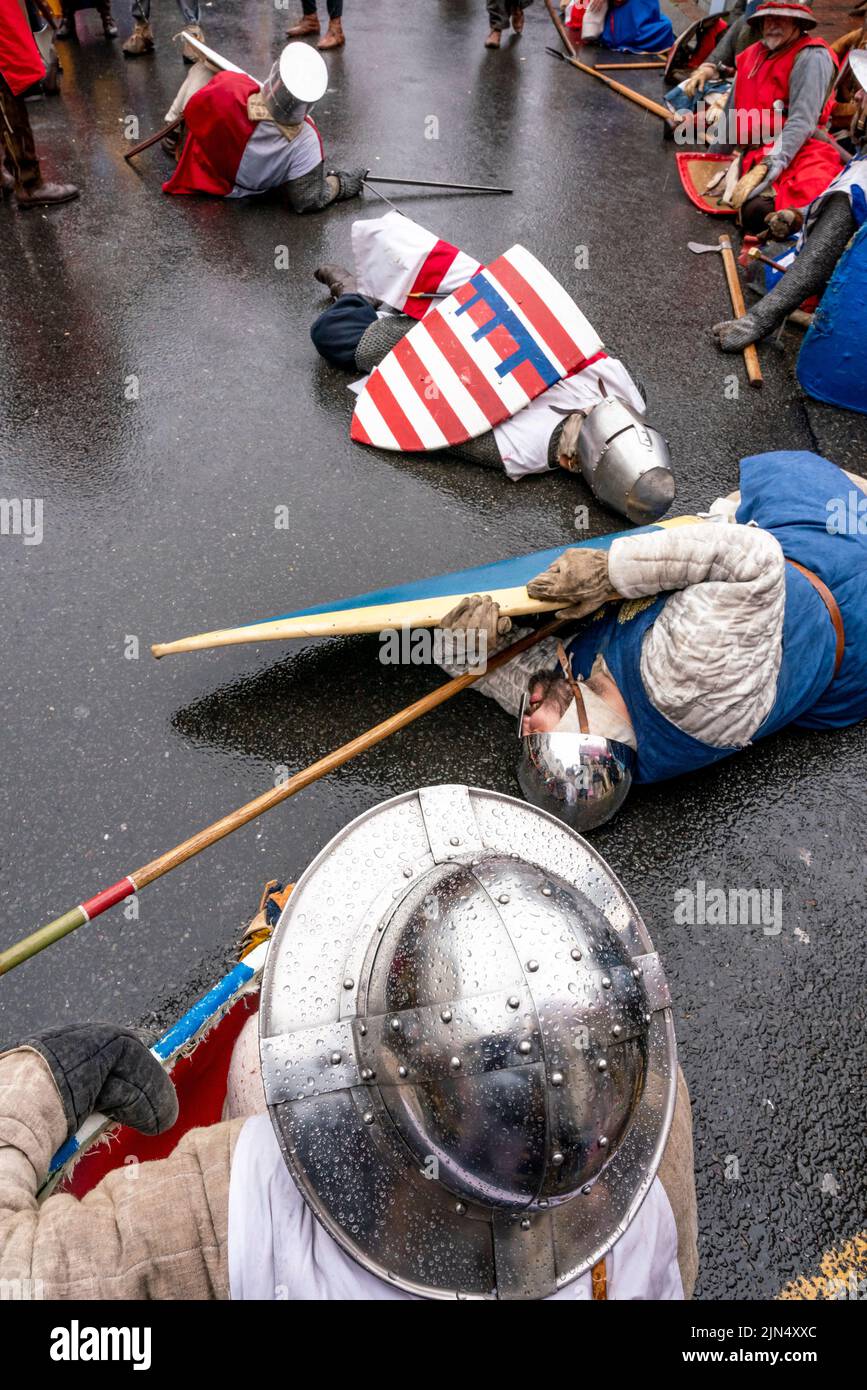 Menschen, die in mittelalterlichem Kostüm gekleidet sind, nehmen an Einer Nachstellung der Schlacht von Lewes, Lewes, East Sussex, Großbritannien, aus dem 13.. Jahrhundert Teil. Stockfoto