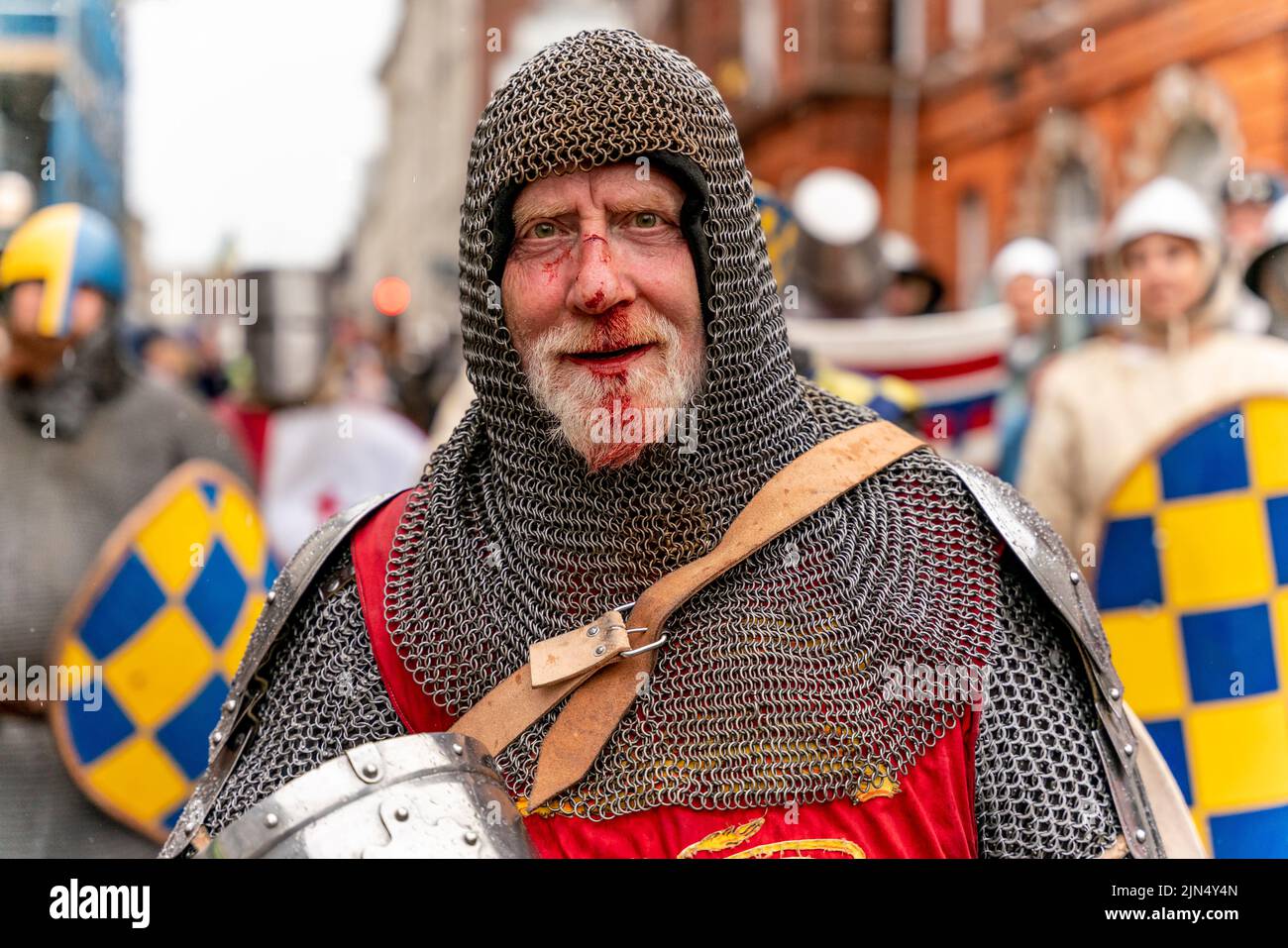 Ein älterer Mann wird während des Battle of Lewes Re-enactment Events, Lewes, East Sussex, Großbritannien, verletzt Stockfoto