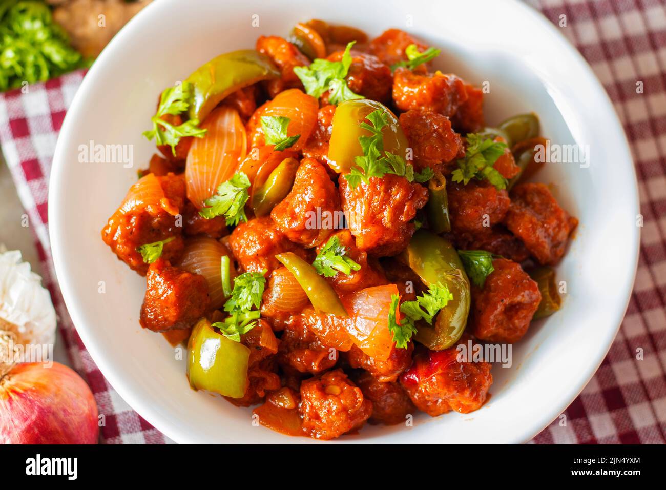 Selektiver Fokus von Soya Mandschurisch / Chili Soja Brocken Rezept. Mit einem dekorativen Hintergrund. Stockfoto