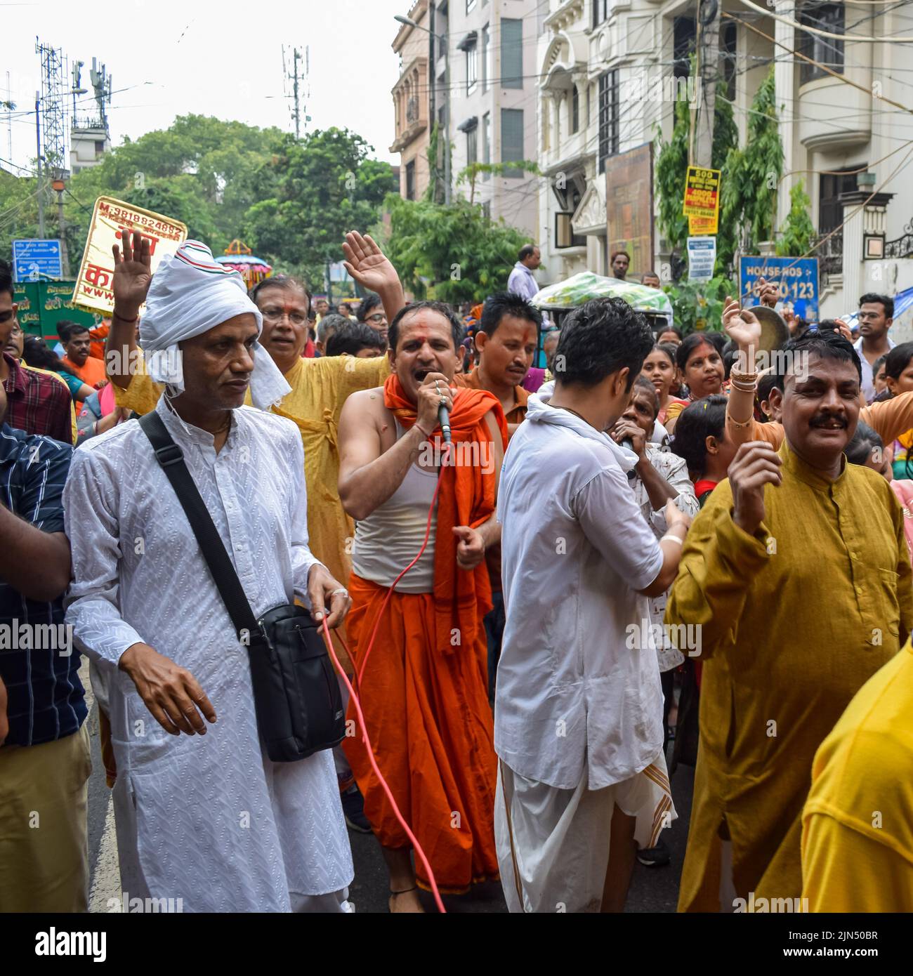 Neu-Delhi, Indien Juli 01 2022 - Eine riesige Versammlung von Anhängern aus verschiedenen Teilen von Delhi anlässlich der ratha yatra oder rathyatra. Rath für Lord Stockfoto Neu-Delhi, Indien Juli 01 2022 - Eine riesige Versammlung von Anhängern aus verschiedenen Teilen von Delhi anlässlich der ratha yatra oder rathyatra. Rath für Lord Stockfoto