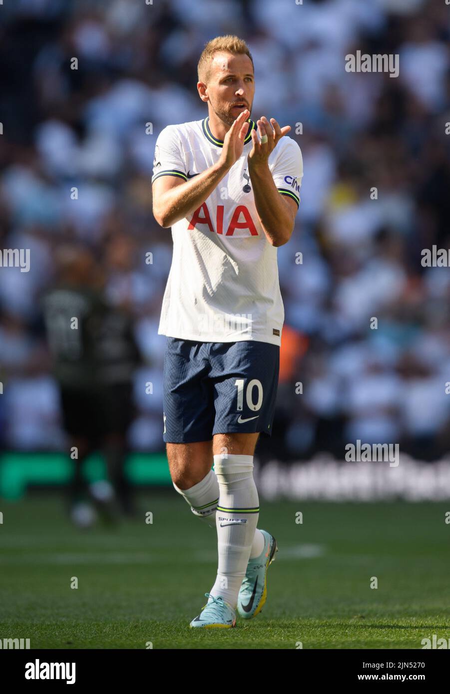 06. Aug 2022 - Tottenham Hotspur gegen Southampton - Premier League - Tottenham Hotspur Stadium Harry Kane von Tottenham applaudiert den Heimfans nach dem Spiel gegen Southampton Bildnachweis : © Mark Pain / Alamy Live News Stockfoto