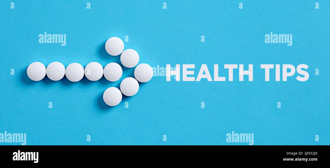 Pfeilform aus medizinischen Pillen, die auf das Wort Gesundheitstipps. Gesundheits- und Medizinkonzept. Stockfoto