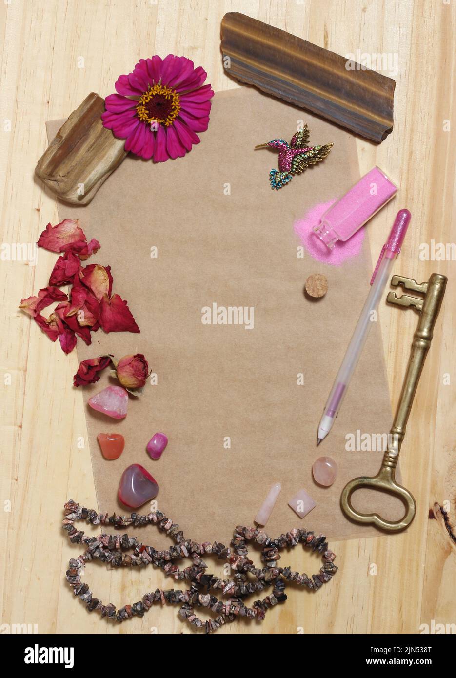 Rosa Blume mit rosa Steinen und Messing Schlüssel auf alten Papier Pink Thema Hintergrund Stockfoto