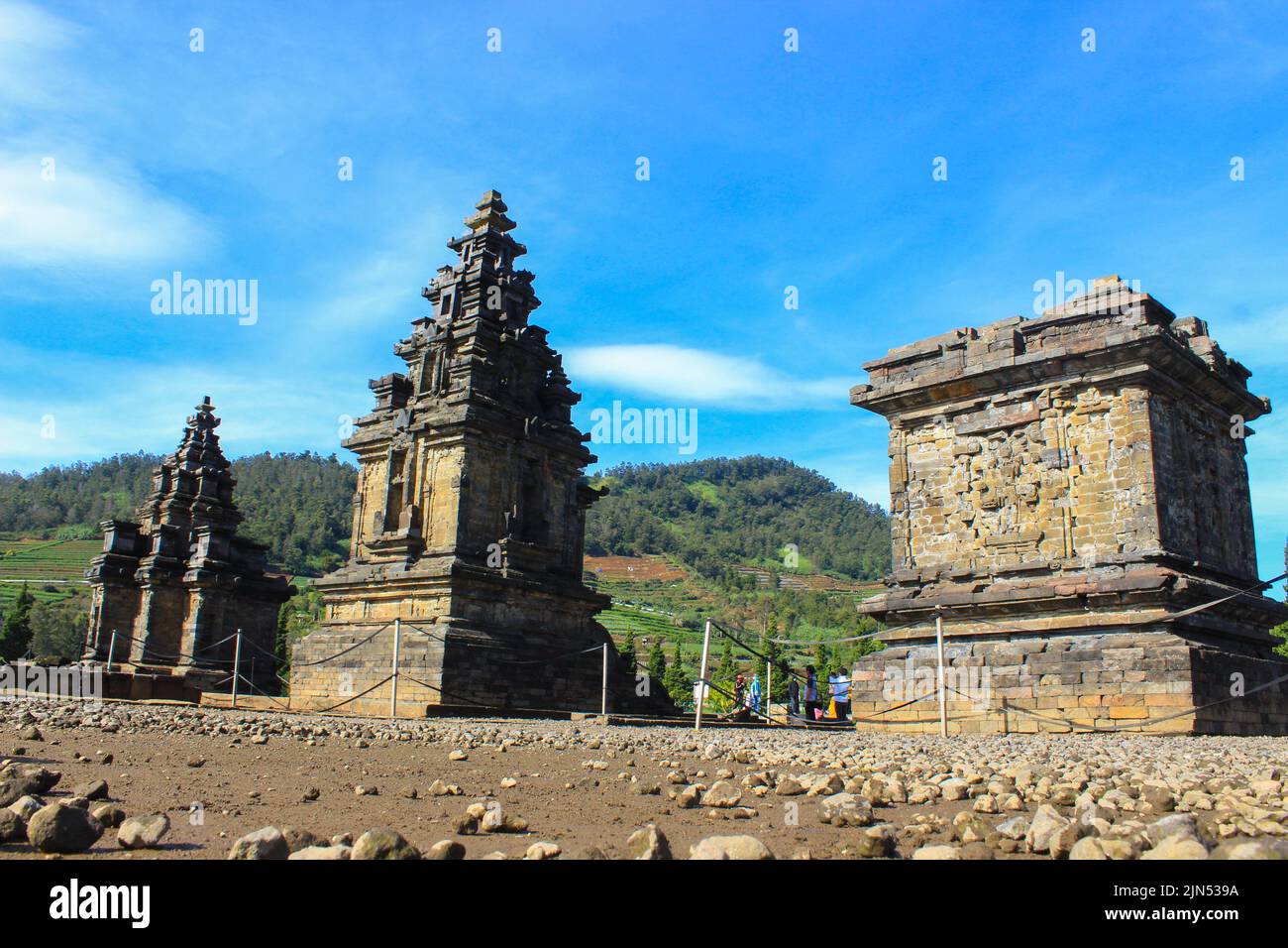 Wonosobo, Indonesien - Juni 2020 : Einheimische Touristen besuchen den Arjuna-Tempelkomplex auf dem Dieng Plateau nach der rund 19 Nothilfeperiode Stockfoto