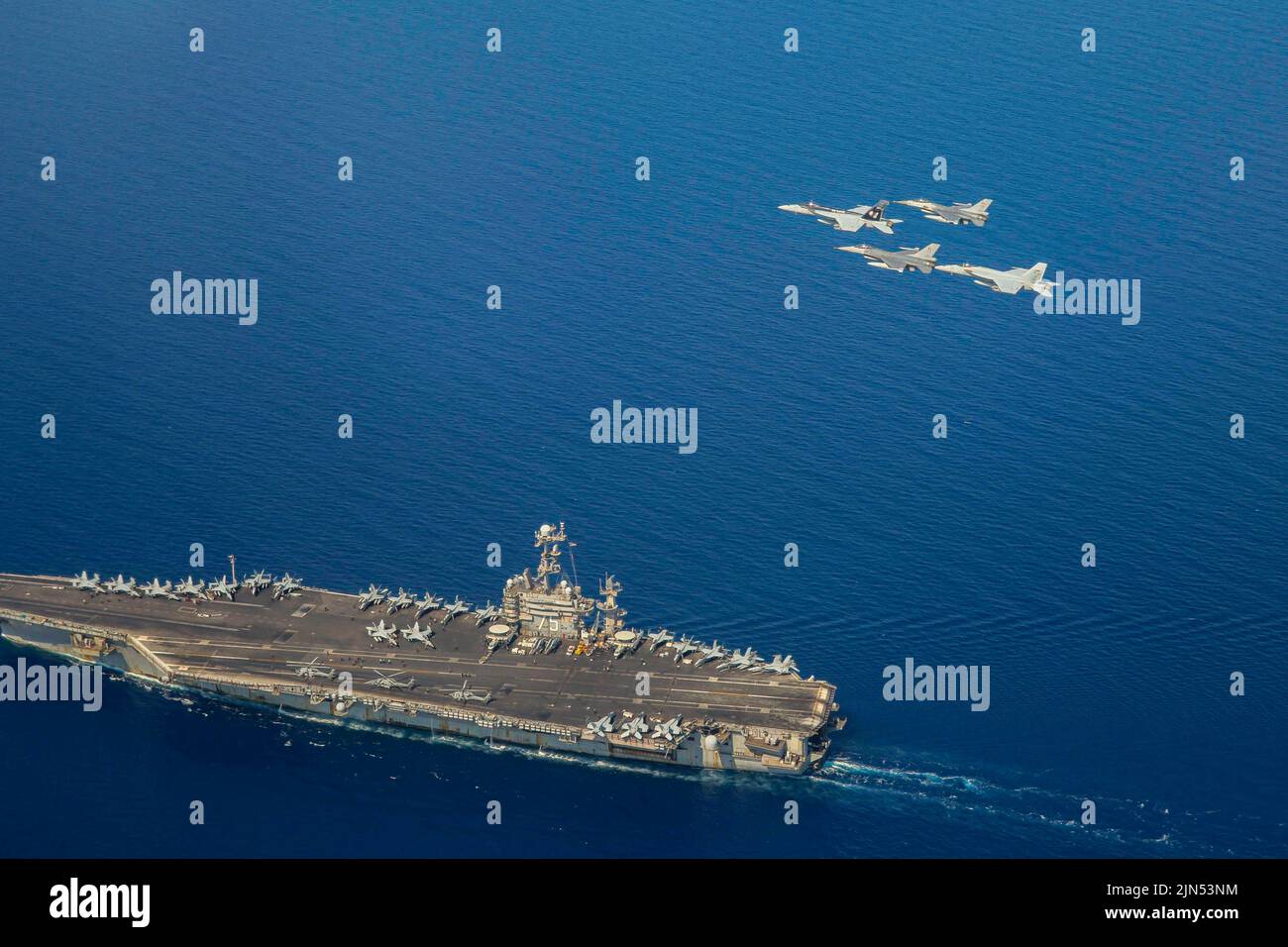 Mittelmeer. 29.. Juli 2022. F/A-18E Super Hornets, die an Carrier Air Wing 1 (CVW-1) und der belgischen Luftwaffe F-16s angeschlossen sind, fliegen in Formation über den Nimitz-Klasse Flugzeugträger USS Harry S. Truman (CVN 75), 25. Juli 2022. Die Harry S. Truman Carrier Strike Group befindet sich im geplanten Einsatzgebiet der US Naval Forces Europe, das von der US 6.-Flotte eingesetzt wird, um die Interessen der USA, der Alliierten und der Partner zu verteidigen. Quelle: U.S. Navy/ZUMA Press Wire Service/ZUMAPRESS.com/Alamy Live News Stockfoto