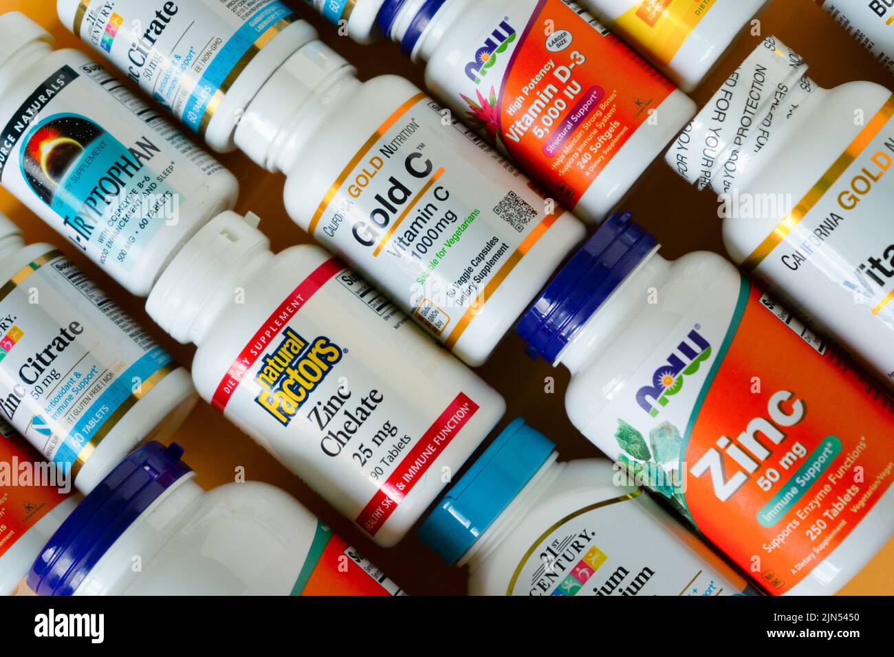 Vitamine, Mineralstoffe und Mikronährstoffe aus iHerb. Viele verschiedene Gläser. Biologisch aktive Lebensmittelzusatzstoffe. Nahrungsergänzungsmittel Set online kaufen. Medikamente für die Gesundheit. Kiew, Ukraine - 13. Juli 2022 Stockfoto