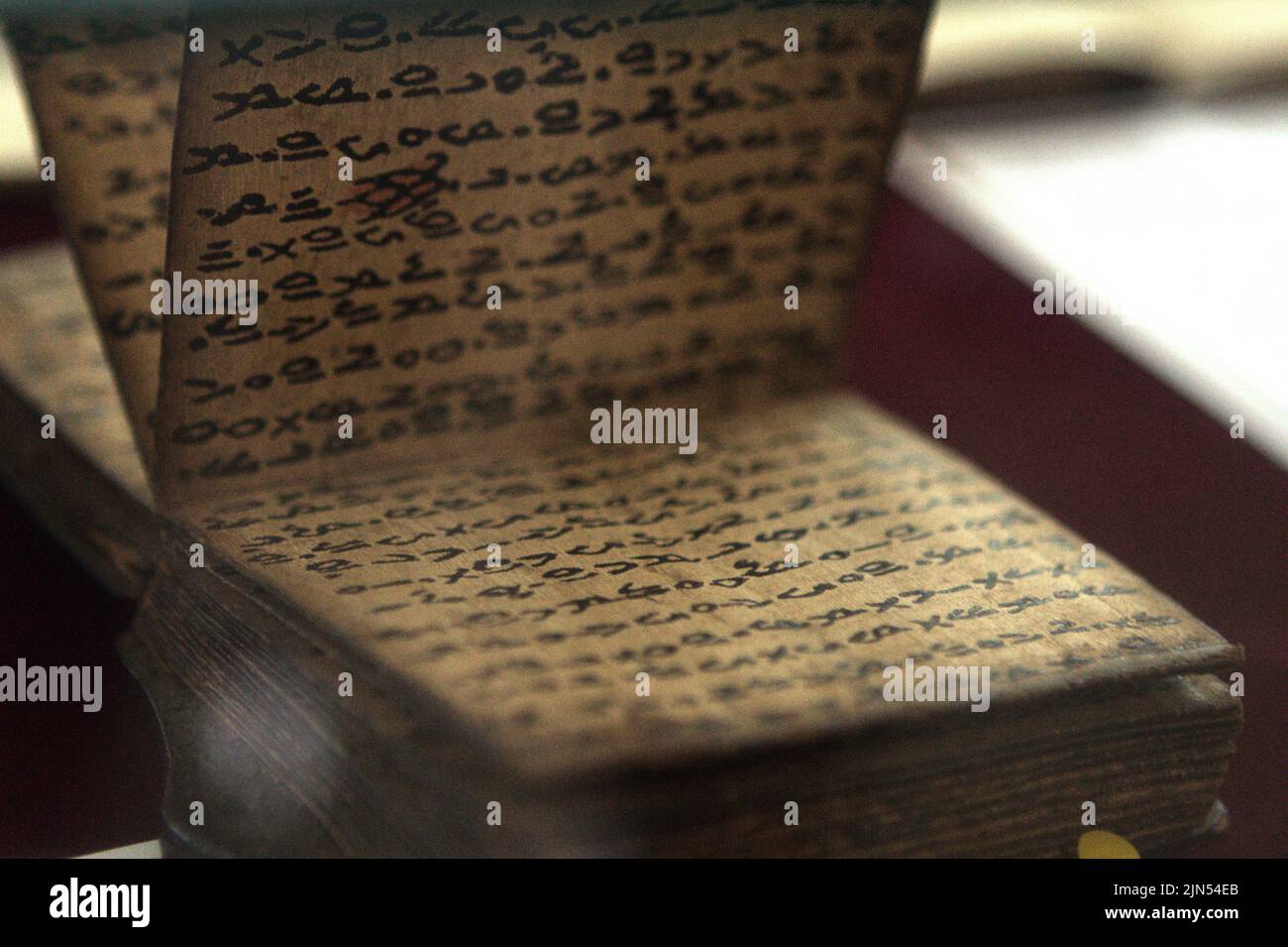 Keilschrift auf Baumrinde in der Nationalbibliothek in Jakarta, Indonesien. Stockfoto