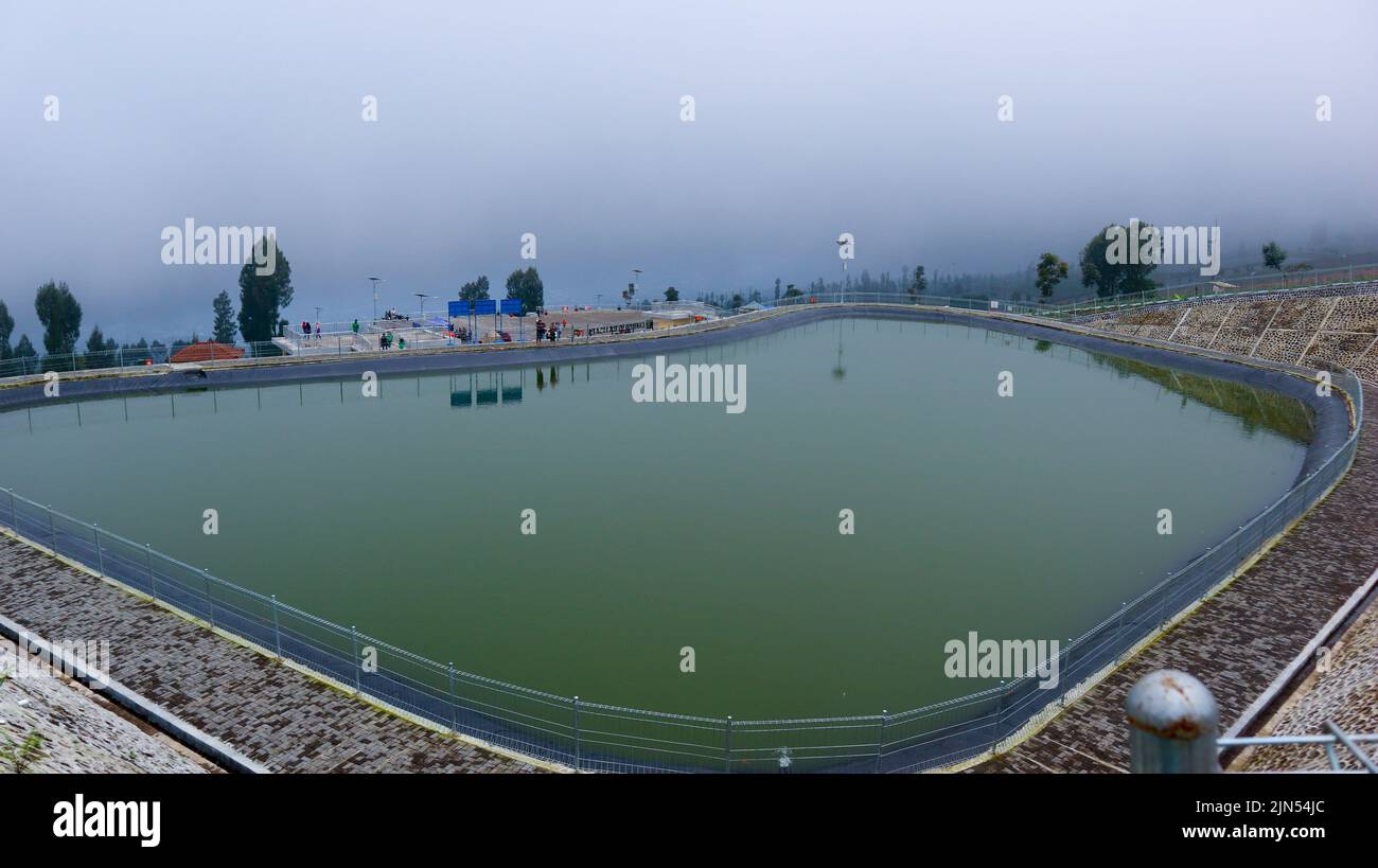 'Luftaufnahme eines Regenwasserrückhaltebeckens am Morgen mit Nebel. Rückhaltebecken Bansari oder Embung Bansari' Stockfoto