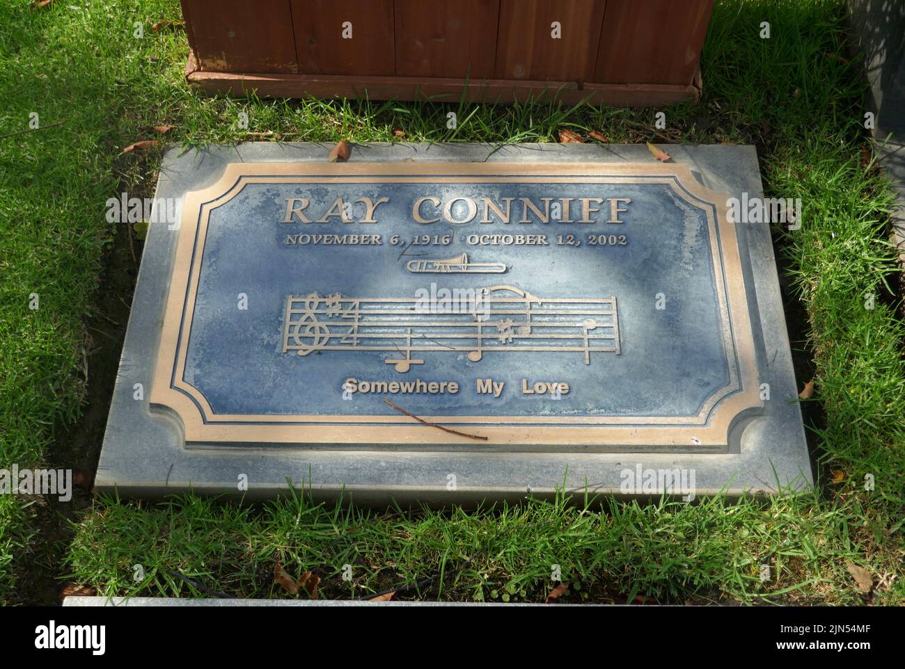 Los Angeles, California, USA 1.. August 2022 das Grab von Singer Ray Conniff im Pierce Brothers Westwood Village Memorial Park am 1. August 2022 in Los Angeles, Kalifornien, USA. Foto von Barry King/Alamy Stockfoto Stockfoto