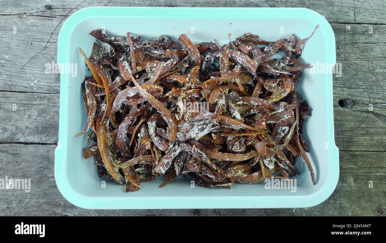 Mini-Gürtellerfisch oder ikan layur, gebraten durch Salzen Stockfoto