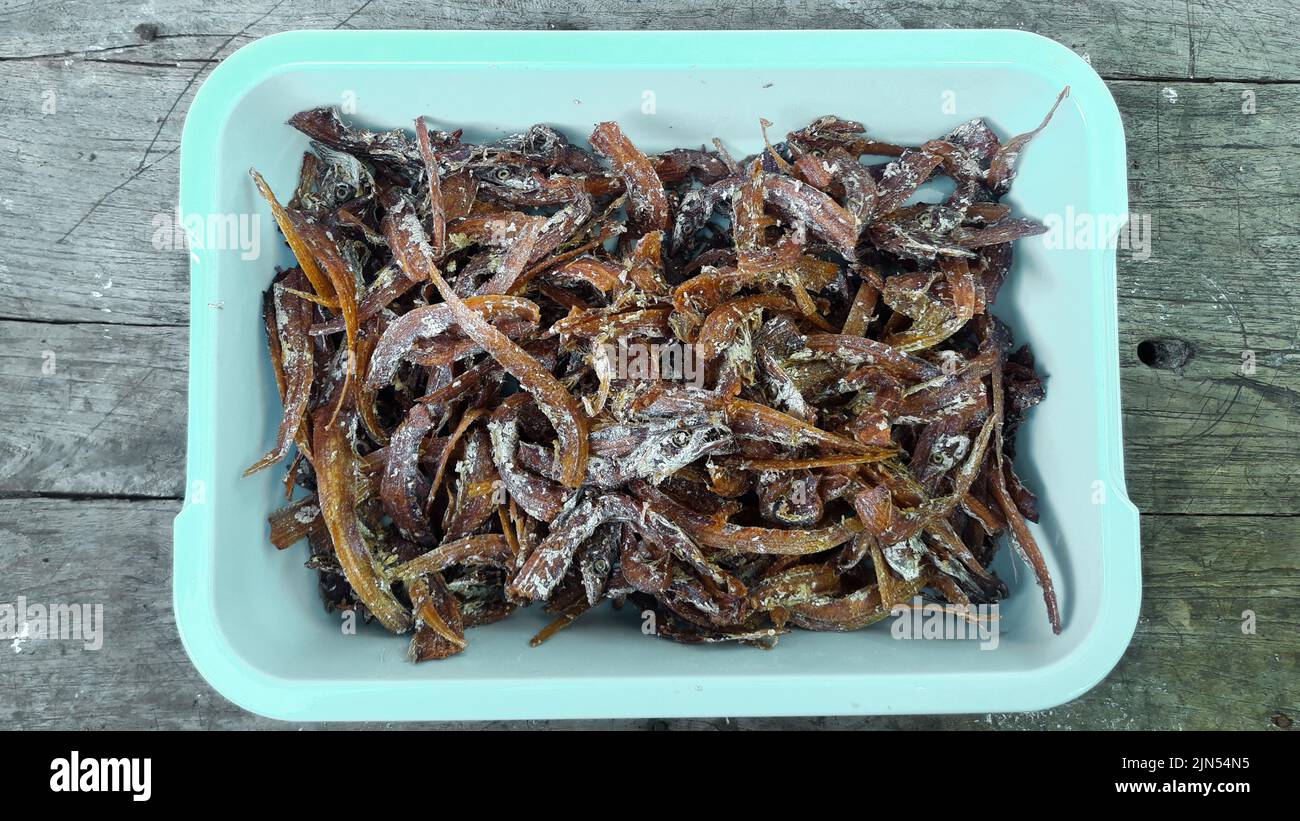 Mini-Gürtellerfisch oder ikan layur, gebraten durch Salzen Stockfoto