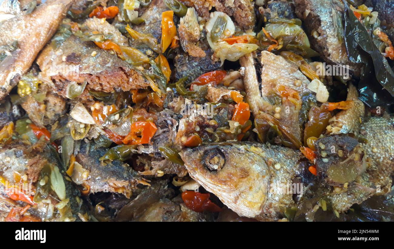 Milchfisch oder Ikan Bandeng kochen mit würzigem Geschmack Stockfoto