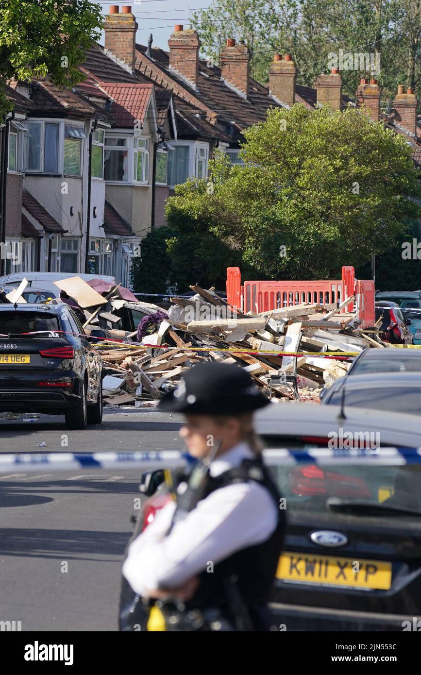 Die Szene in Galpin's Road in Thornton Heath, Süd-London. Der Londoner Krankenwagen hat bestätigt, dass ein Kind gestorben ist und drei Personen im Krankenhaus sind, nachdem das Reihenhaus am Montag nach einer Explosion und einem Brand zusammengebrochen war. Bilddatum: Dienstag, 9. August 2022. Stockfoto