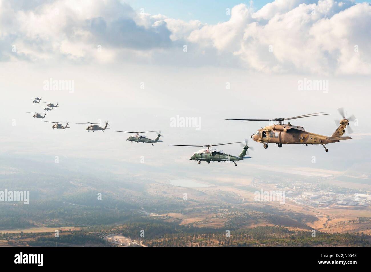 10. Juli 2022 - Israel - US-Soldaten der Combat Aviation Brigade (CAB) von 11. und israelische Luftstreitkräfte fliegen während einer Probe über Israel am 10. Juli 2022 Hubschrauber der UH-60 Black Hawk in Formation mit Hubschraubern der U.S. Presidential Airlift Group. Das US-Zentralkommando wählte 11. CAB aus, die als Task Force Eagle zur Unterstützung der kombinierten Operation der Gemeinsamen Task Force Inhärent Resolve mobilisiert wurden, um Marine One und andere Flugzeuge des Weißen Hauses als Teil der Operation Vanguard während des diplomatischen Besuchs von Präsident Joseph Biden in Israel vom 13. Bis 15. Juli 2022 zu begleiten. (Bild: © DoD/ZUMA Press Wire Service/ Stockfoto