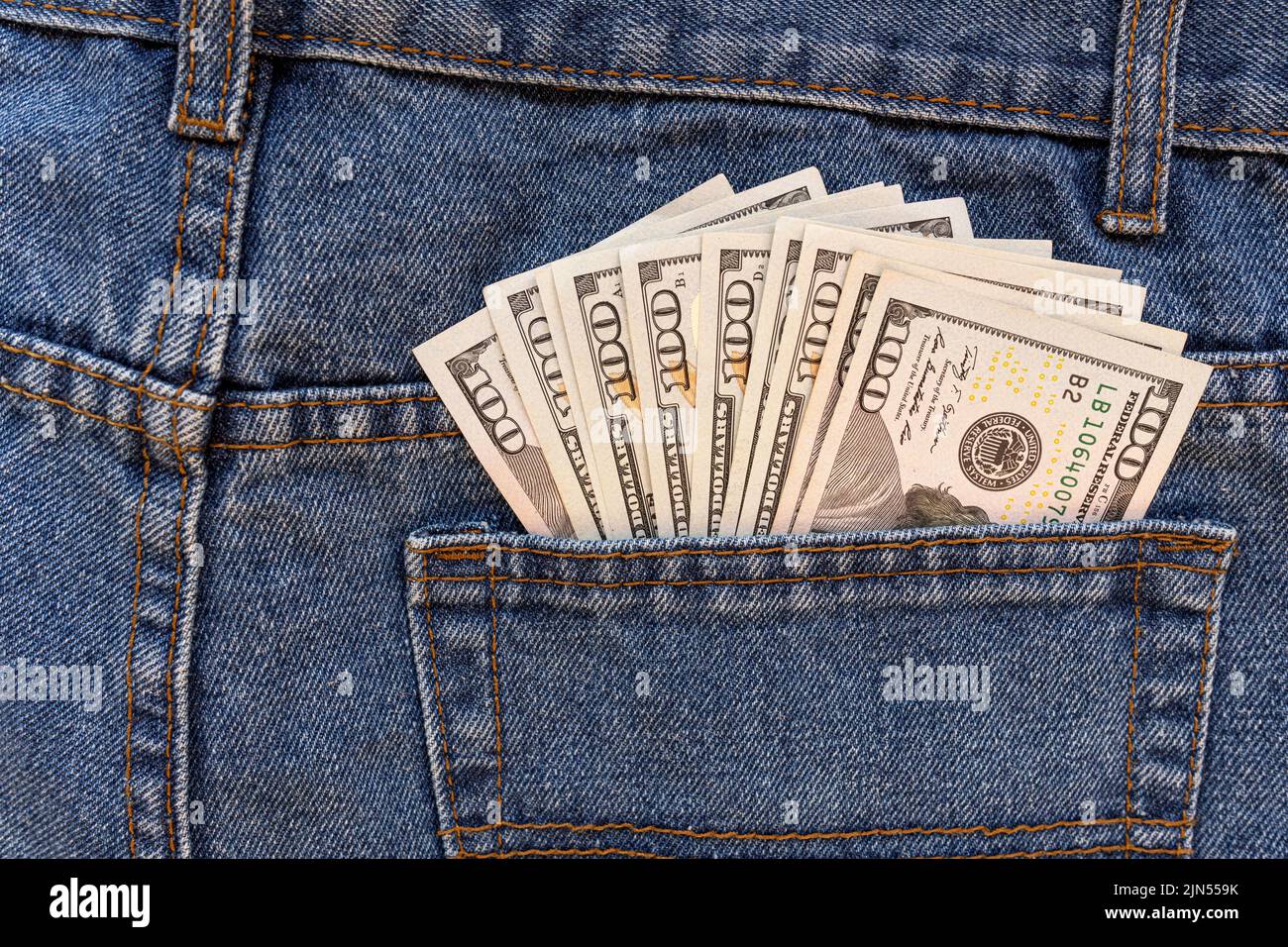 Dollar in der Gesäßtasche meiner Jeans. Stockfoto
