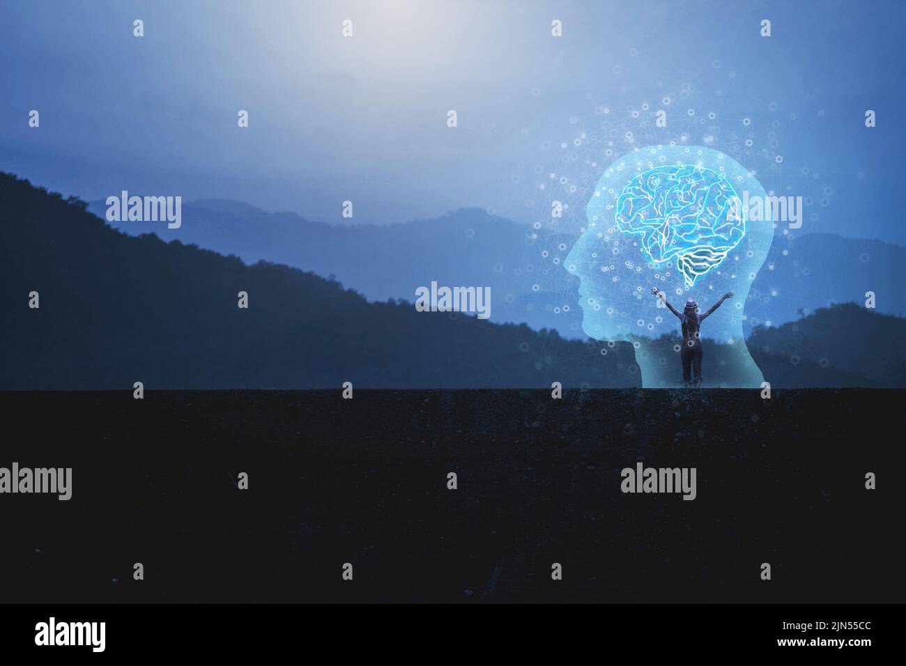Virtuelle Frau mit symbolischen Neuronen in ihrem Gehirn. Freiheit des Denkens Kreativität und Innovation / Abendhimmel Hintergrund Stockfoto
