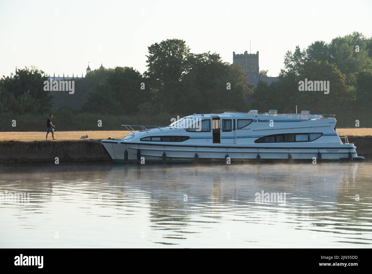 Eton, Windsor, Britannien. 9.. August 2022. Ein nebliger Start in den Morgen für Urlauber auf ihren Booten auf der Themse in Eton. Die britische Gesundheitsbehörde hat heute bis Samstag eine Warnung zur Hitzeentwicklung ausgegeben, da eine weitere Hitzewelle zurückkehrt. Quelle: Maureen McLean/Alamy Live News Stockfoto