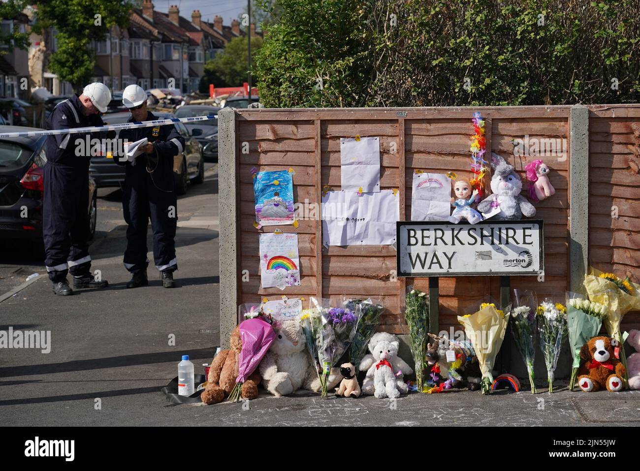 Blumen werden in der Nähe der Szene in Galpin's Road in Thornton Heath, Süd-London, gelegt. Der Londoner Krankenwagen hat bestätigt, dass ein Kind gestorben ist und drei Personen im Krankenhaus sind, nachdem das Reihenhaus am Montag nach einer Explosion und einem Brand zusammengebrochen war. Bilddatum: Dienstag, 9. August 2022. Stockfoto