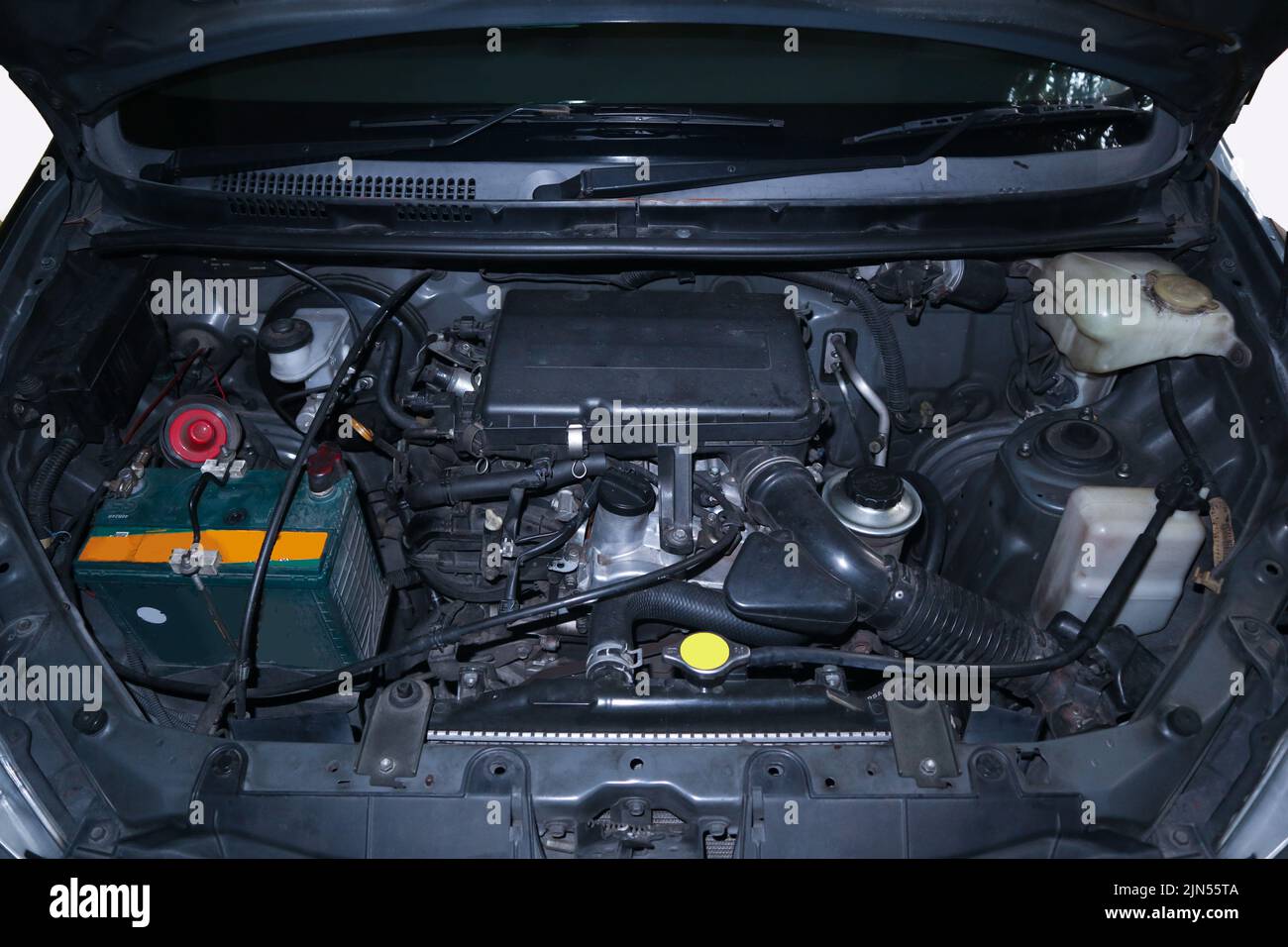 Öffnen Haube Auto Zustand zu überprüfen. Kühlerblech Motor, Akkuwasser und Elektroniksystem gründlich prüfen, um den Motor zu reparieren Stockfoto