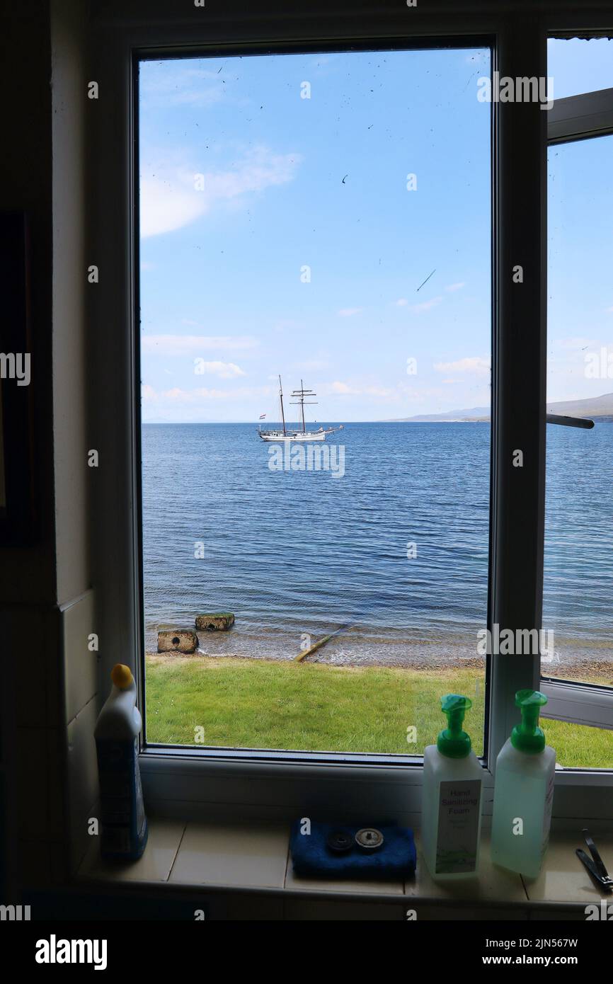 Blick aus dem Fenster der Bunnahbhains-Toilette auf den Sound of Jura Stockfoto