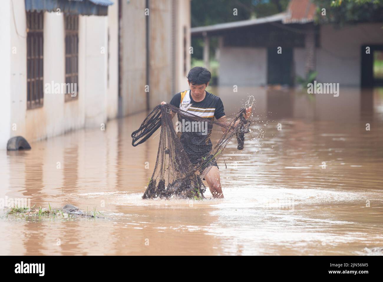 Vientiane, Laos. 7. August 2022. Ein Mann fängt Fisch auf einem Hof in Vientiane, Laos, 7. August 2022. Kredit: Kaikeo Saiyasane/Xinhua/Alamy Live Nachrichten Stockfoto