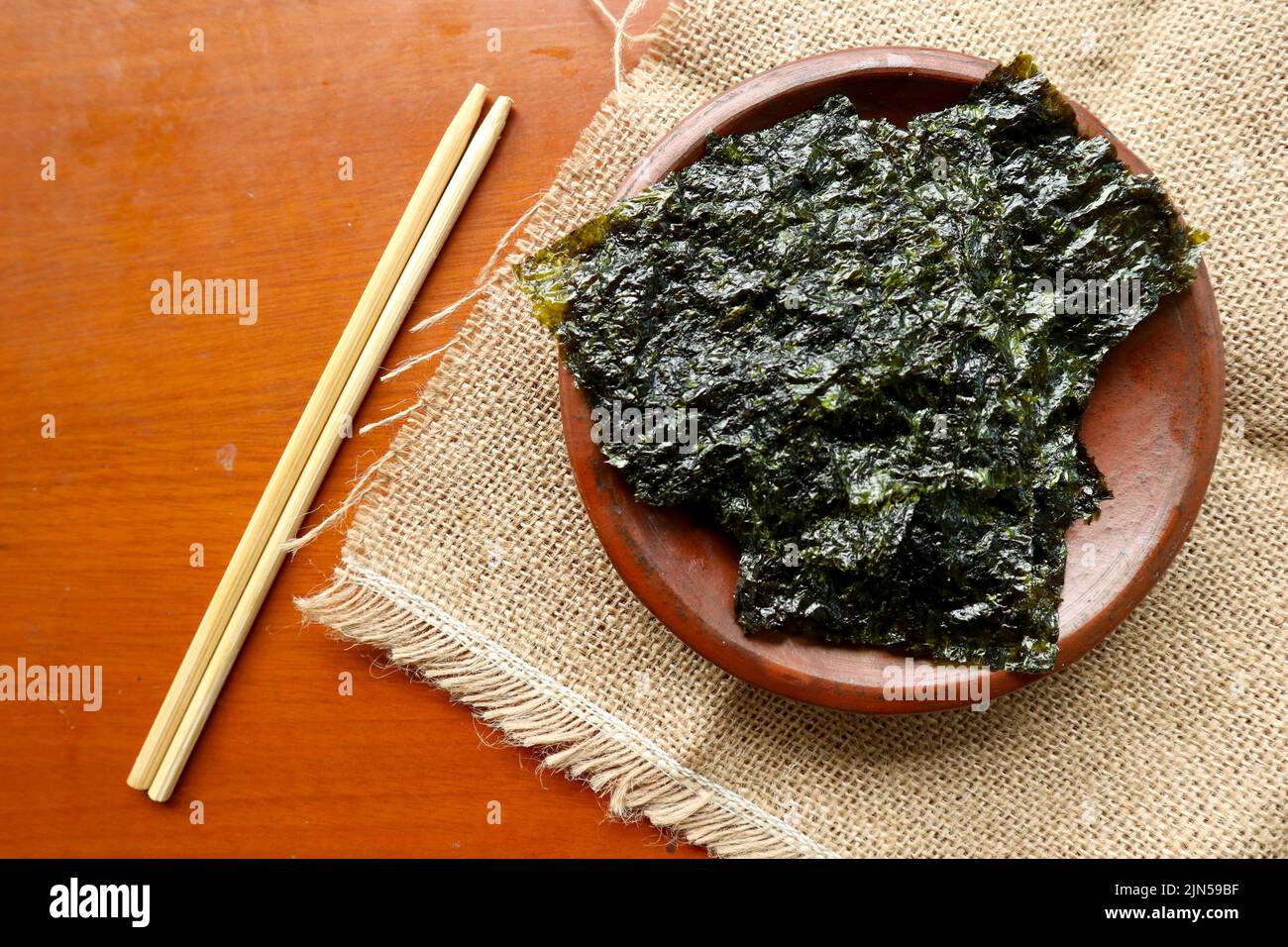 nori-Algen isoliert auf weißem Hintergrund. Japanisches Essen Nori. Trockene Algenlaken. Stockfoto