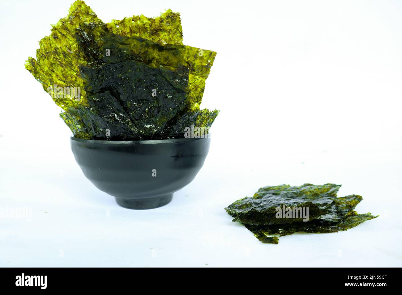 nori-Algen isoliert auf weißem Hintergrund. Japanisches Essen Nori. Trockene Algenlaken. Stockfoto