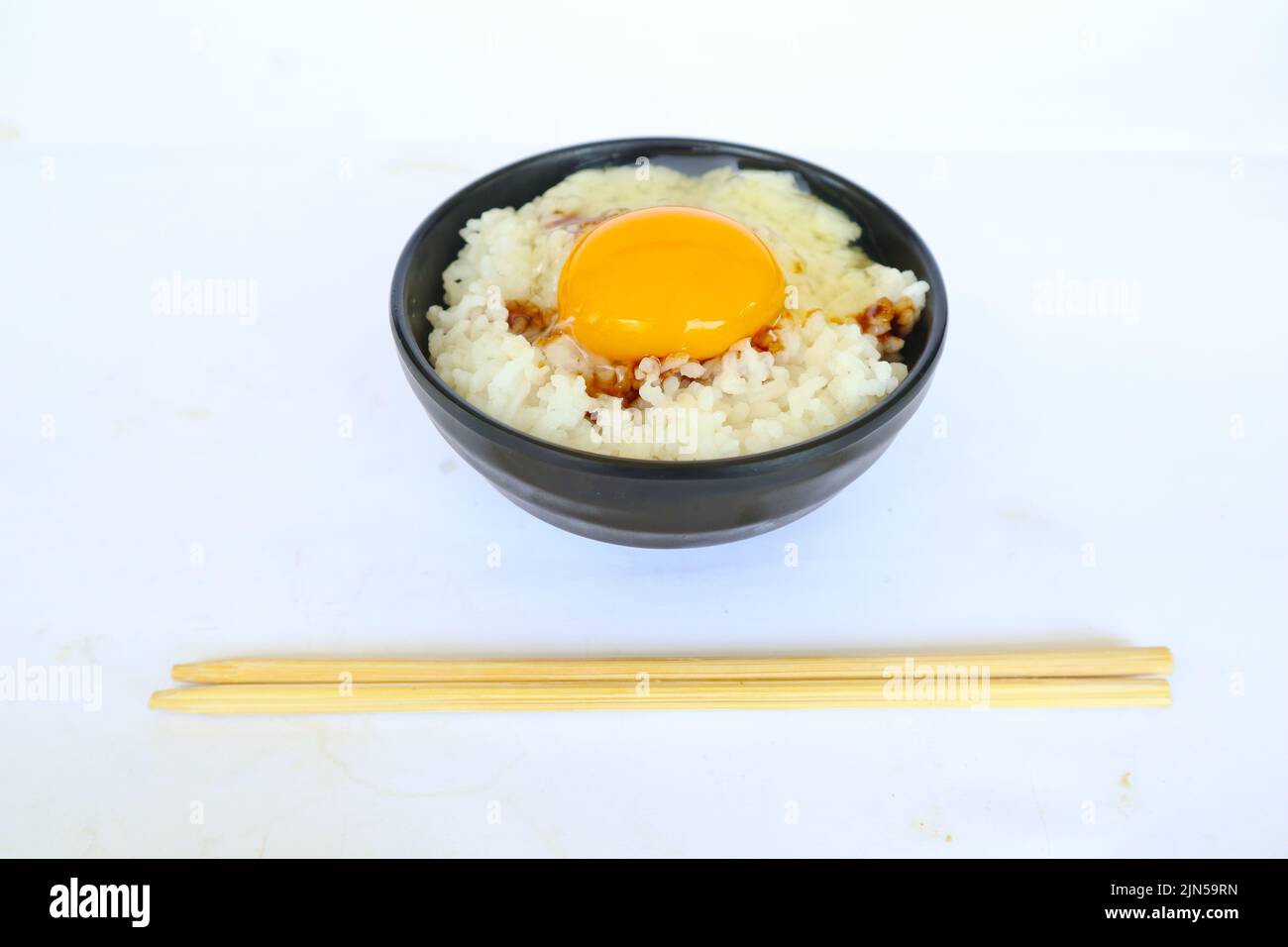 Tamago kake gohan oder rohes Ei auf Reis. Traditionelles Essen aus japan, essen Sie beim
