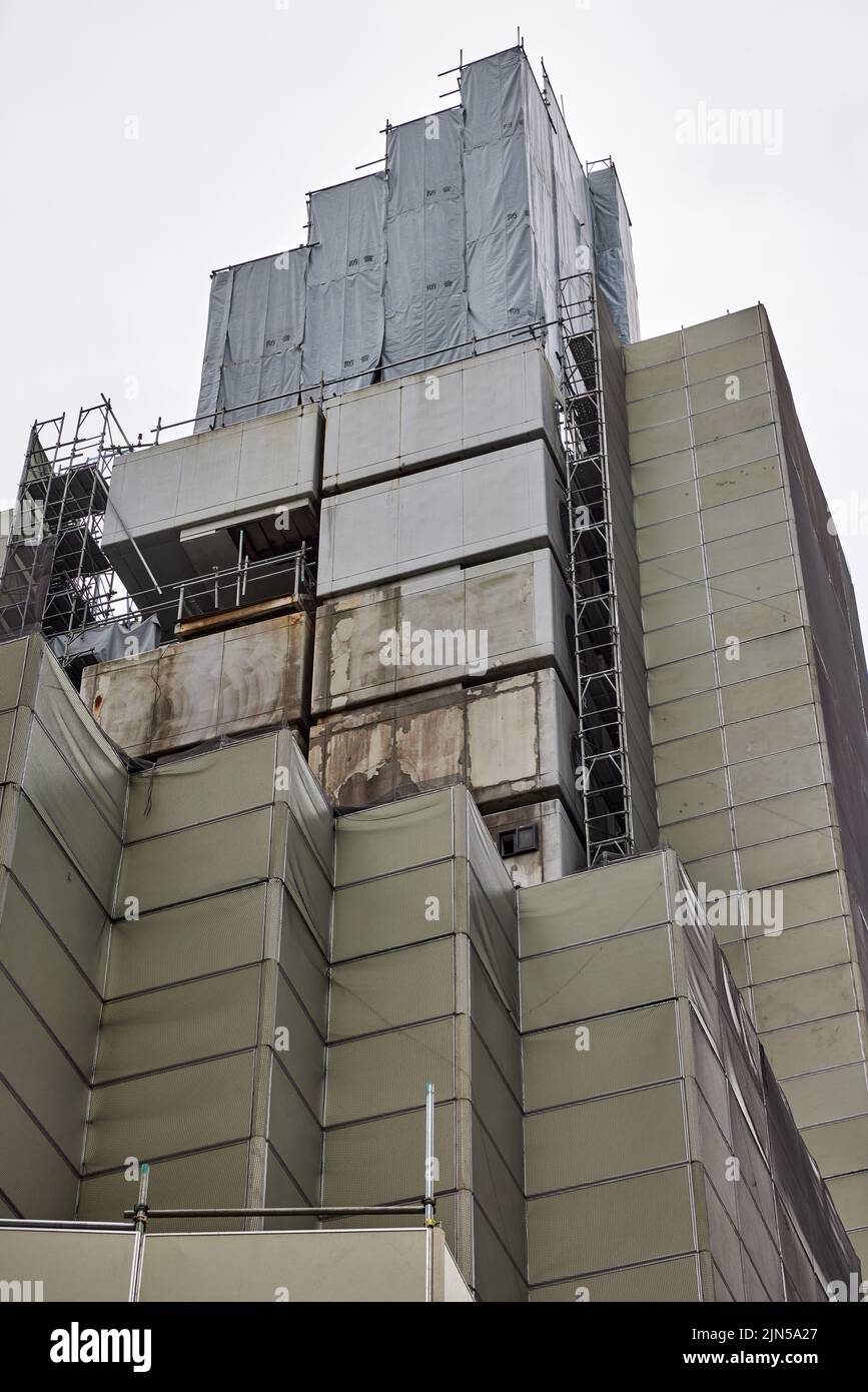 Nakagin Capsule Tower wird abgerissen (entworfen von Kisho Kurokawa, 1972), Juli 2022; Tokio, Japan Stockfoto