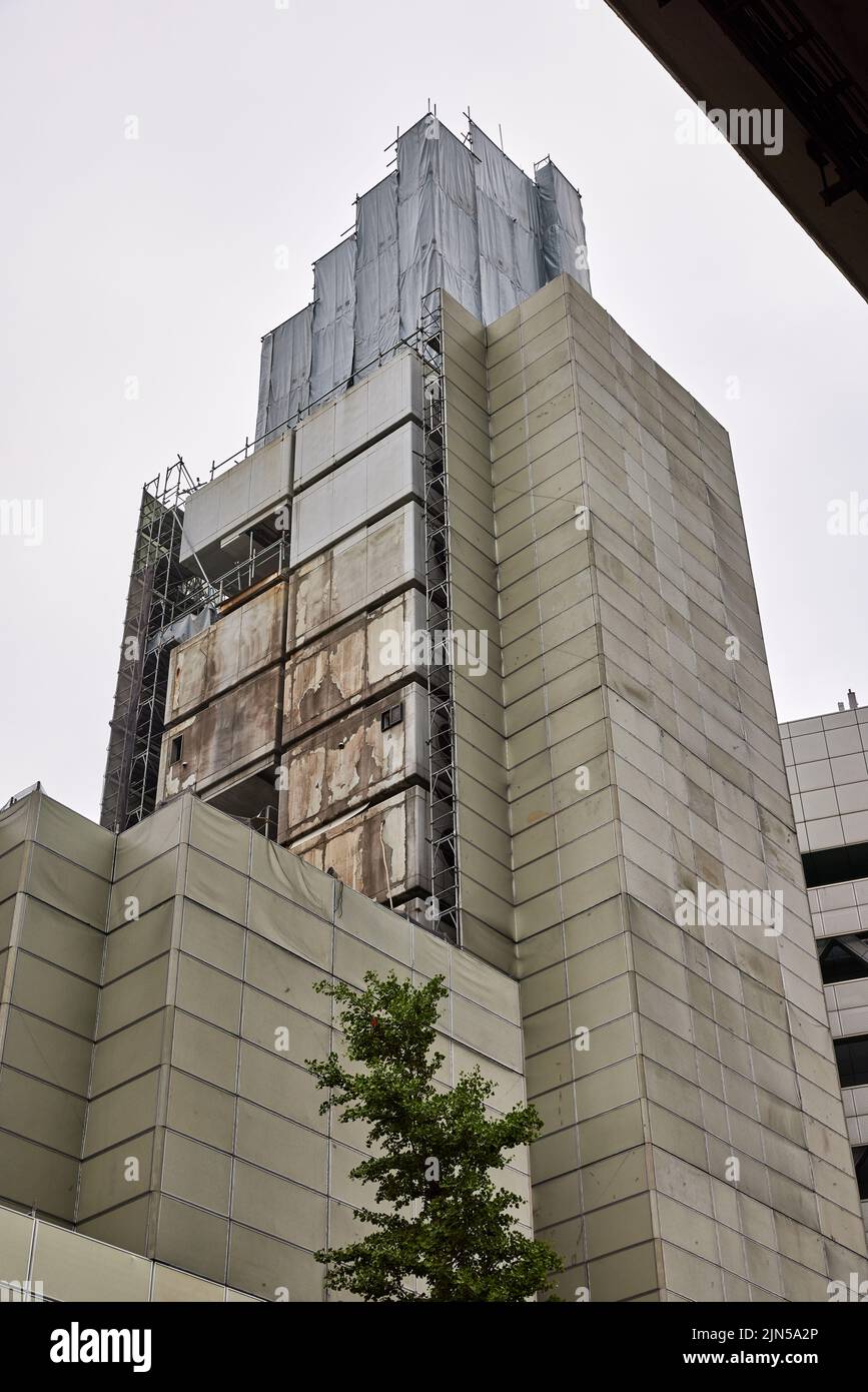 Nakagin Capsule Tower wird abgerissen (entworfen von Kisho Kurokawa, 1972), Juli 2022; Tokio, Japan Stockfoto