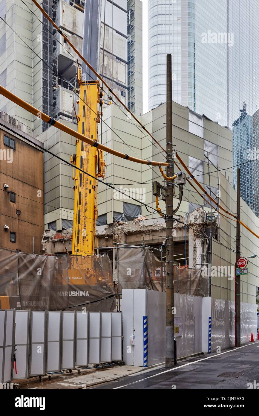 Nakagin Capsule Tower wird abgerissen (entworfen von Kisho Kurokawa, 1972), Juli 2022; Tokio, Japan Stockfoto