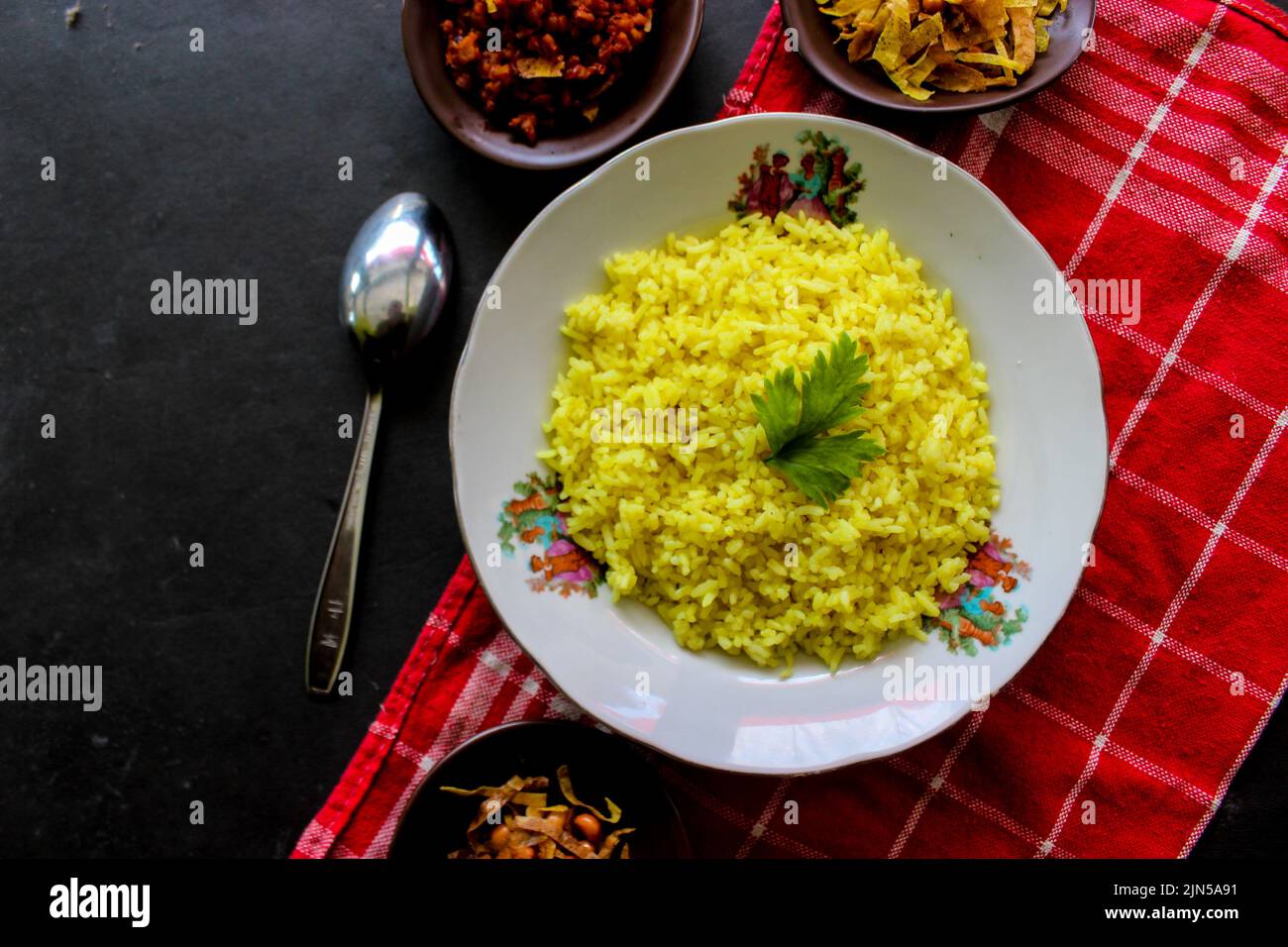 Gelber Reis oder Kurkuma-Reis oder Nasi kuning ist ein Gericht aus Reis, zubereitet mit Kurkuma, Kokosmilch und Gewürzen. Der Geschmack ist also herzhafter Stockfoto